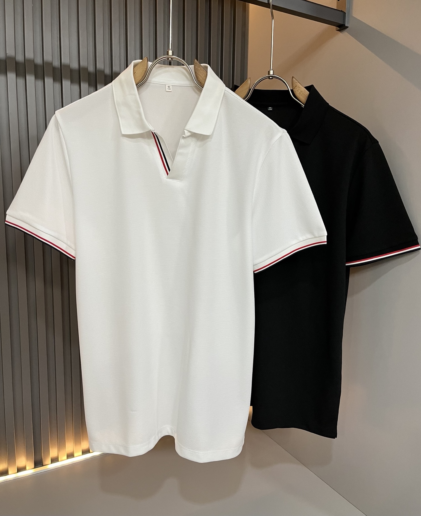 NO:838478,ThomBrow*e Thom* Lang ~ 2026 spring and summer new short-sleeved Polo shirt, available on the official website at the same time, unique design charm, very high-end, simple but not simple, a new model of ready-to-wear!  The fabric is made of unique elastic spandex cotton fabric, which feels smooth and soft, has texture, and has a strong vertical sense. The upper body is smooth and not tight, and the sultry feeling caused by direct ultraviolet rays, the style is harmonious and unified, and the ultimate level of craftsmanship. The side is very unique tailoring design style, very tasteful, exquisite and delicate, easy to wear and comfortable, showing sports vitality, and exquisite details. Classic and perfect version design, showing fashionable vitality in daily leisure life. Enhance men's charming style and become a high-end model. Size M-4XL,, T-shirt,19860909ThomBrow*e汤姆*朗 ~2026春夏新款短袖Polo衫,官网同步有售,独特设计魅力,非常高端,简约不简单,成衣新典范！面料精选独特弹力氨纶棉面料,手感光滑柔软,有质感,有很强的垂直感,上身爽滑不紧绷,紫外线直射造成的闷热感,风格和谐统一,极致工艺水平.侧面非常独特裁剪设计风格,非常有味道,精致细腻,好穿舒适,展现运动活力,细节考究.经典完美版型设计,日常休闲生活中展现时尚活力.提升男士魅力格调,成就高端典范.尺码M-4XL,,T-shirt,,Men's clothing