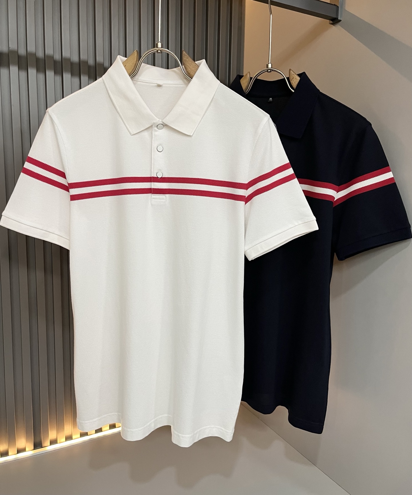 NO:838474,BALLY 2026 spring and summer new men's casual Polo shirt, fashionable casual short-sleeved Polo shirt with catwalk pattern!  Logo pattern stripe design on the chest!  It is highly designed and selected from customer-supplied piqué cotton fabrics. It feels soft and skin-friendly, comfortable and breathable. The real thing will definitely make you fall in love with it!  Casual tailoring and non-sexist styles open up a new fashion flavor!  Distinguish the market version of the high-definition series!  Size M-4XL,, bally, T-shirt,19860909BALLY巴利 2026春夏新款男士休闲Polo衫,走秀图案时尚休闲短袖Polo衫！胸前logo图案条纹设计！极具设计精选客供珠地棉面料,手感柔软亲肤,着身舒适透气性都无法挑剔,实物绝对会让你爱不释手！休闲版型裁剪,无性别主义的款式,打开全新的时装新韵味！区别市场版本高定系列！尺码M-4XL,,bally,T-shirt,,Men's clothing