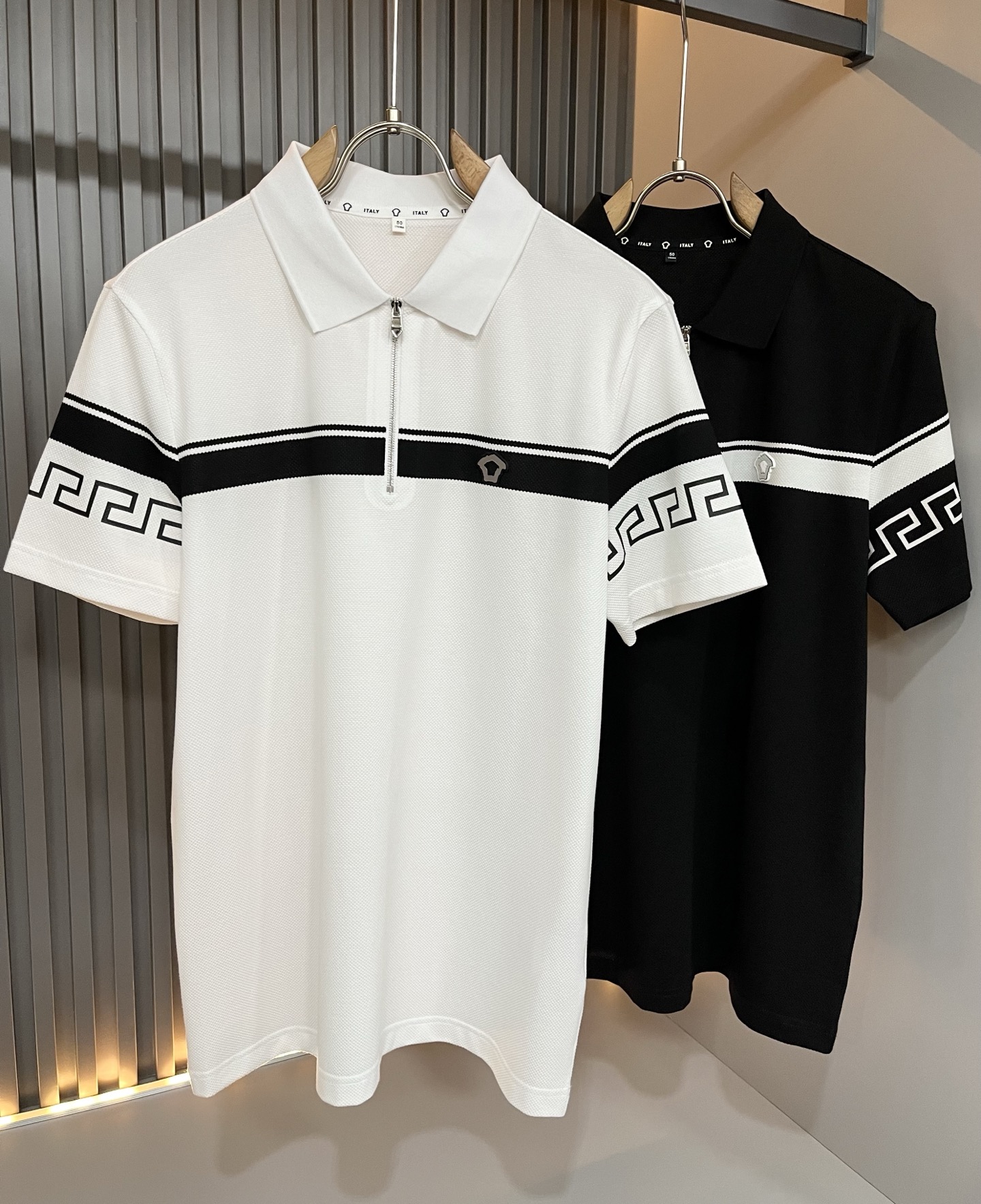 NO:836940,VER**CE Fan*zhe 2026 spring and summer new products!  Trade channel order, Queen Medusa laminated LOGO lapel polo shirt made in Italy, luxury quality achieves fashion status!  Selected customer-supplied piqué cotton fabrics are produced through the printing process. The sense of detail and softness are unparalleled, and the breathability is refreshing and pleasant. It is the first choice for elegant men to show off their high-profile beauty, and the exquisite craftsmanship is impeccable!  Thick texture, simple yet stylish, no pressure for daily leisure. Size M-4XL,,19860909VER**CE范*哲 2026春夏新款新品！贸易渠道订单,美杜莎女王压胶LOGO翻领Polo衫意大利制作,奢华品质成就时装地位！ 精选客供珠地棉面料,经由印花工艺过程制作,细节感和触感柔更是无敌,透气性更是清爽宜人,优雅男士的首选尽显高姿态尤物,精湛的工艺无懈可击！质感厚实,简约而不失格调,日常休闲毫无压力.尺码M-4XL,,,Men's clothing
