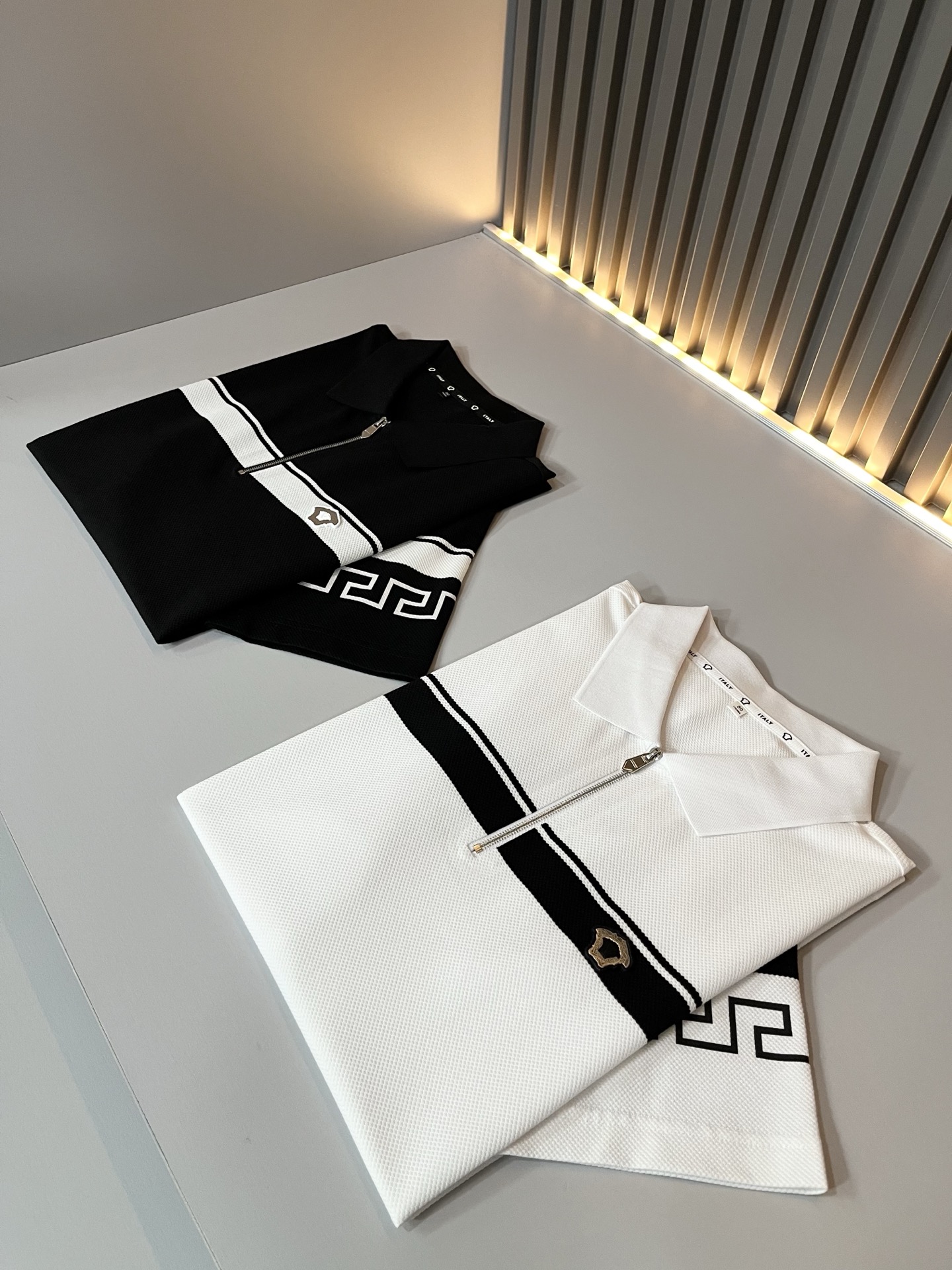 VER**CE范*哲 2026春夏新款新品！贸易渠道订单，美杜莎女王压胶LOGO翻领Polo衫意大利制作