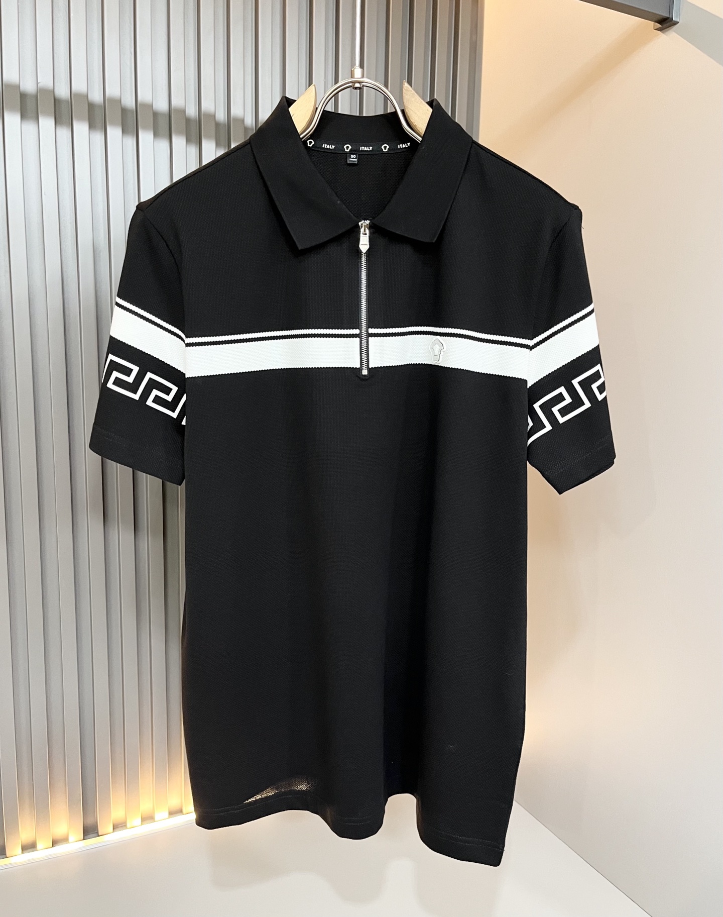 VER**CE范*哲 2026春夏新款新品！贸易渠道订单，美杜莎女王压胶LOGO翻领Polo衫意大利制作