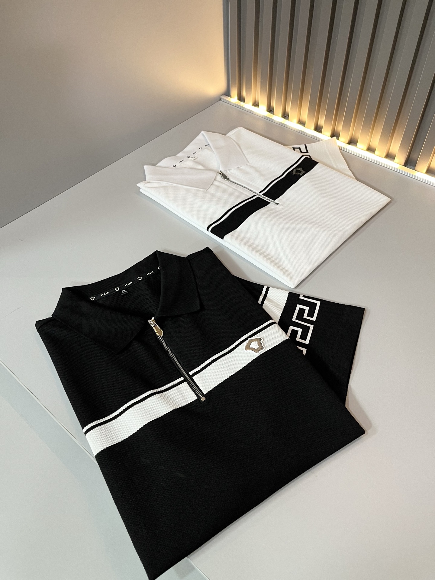 VER**CE范*哲 2026春夏新款新品！贸易渠道订单，美杜莎女王压胶LOGO翻领Polo衫意大利制作