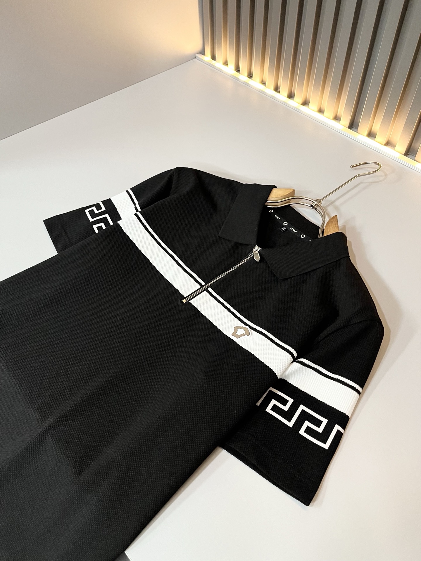 VER**CE范*哲 2026春夏新款新品！贸易渠道订单，美杜莎女王压胶LOGO翻领Polo衫意大利制作
