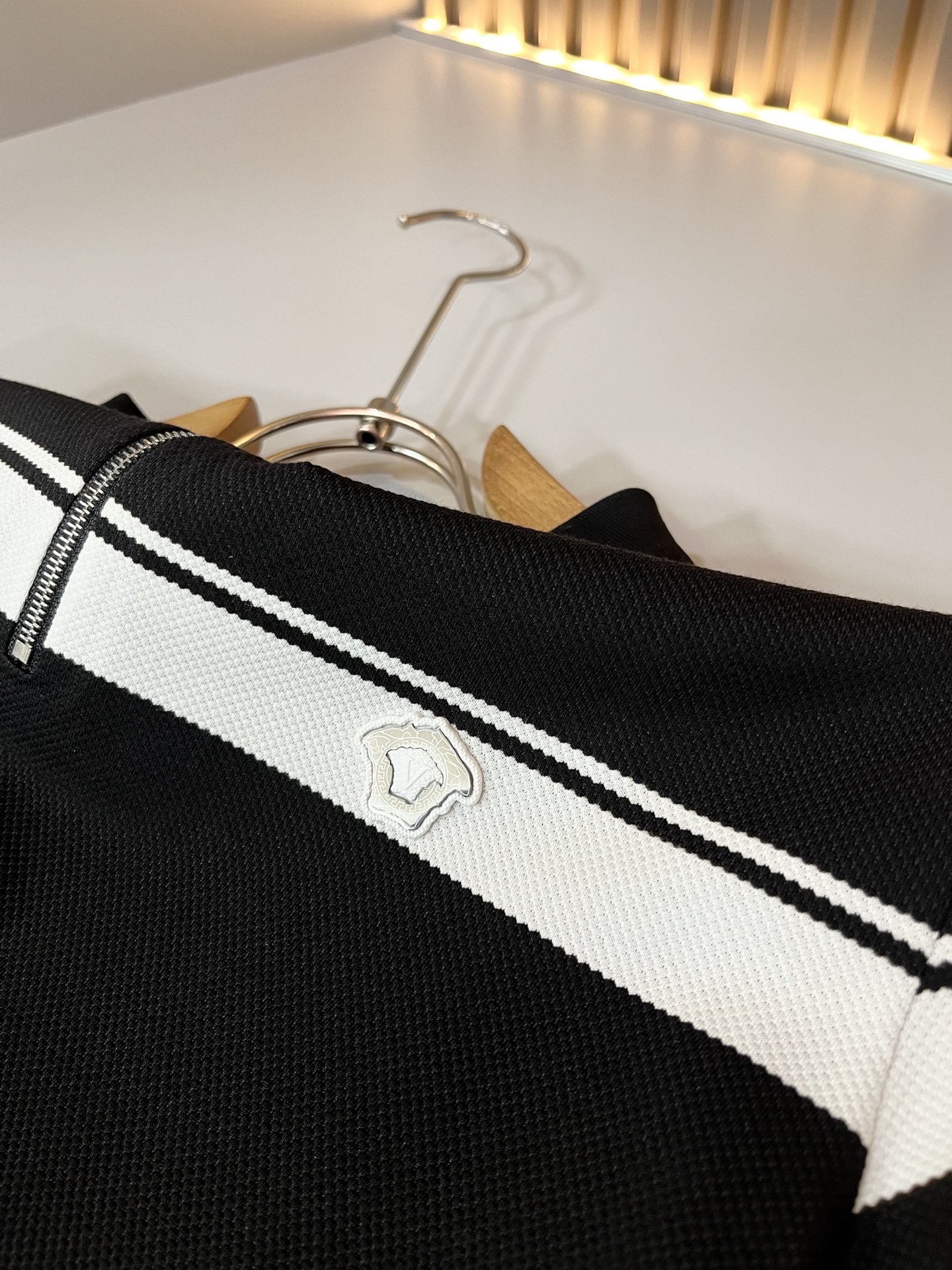 VER**CE范*哲 2026春夏新款新品！贸易渠道订单，美杜莎女王压胶LOGO翻领Polo衫意大利制作