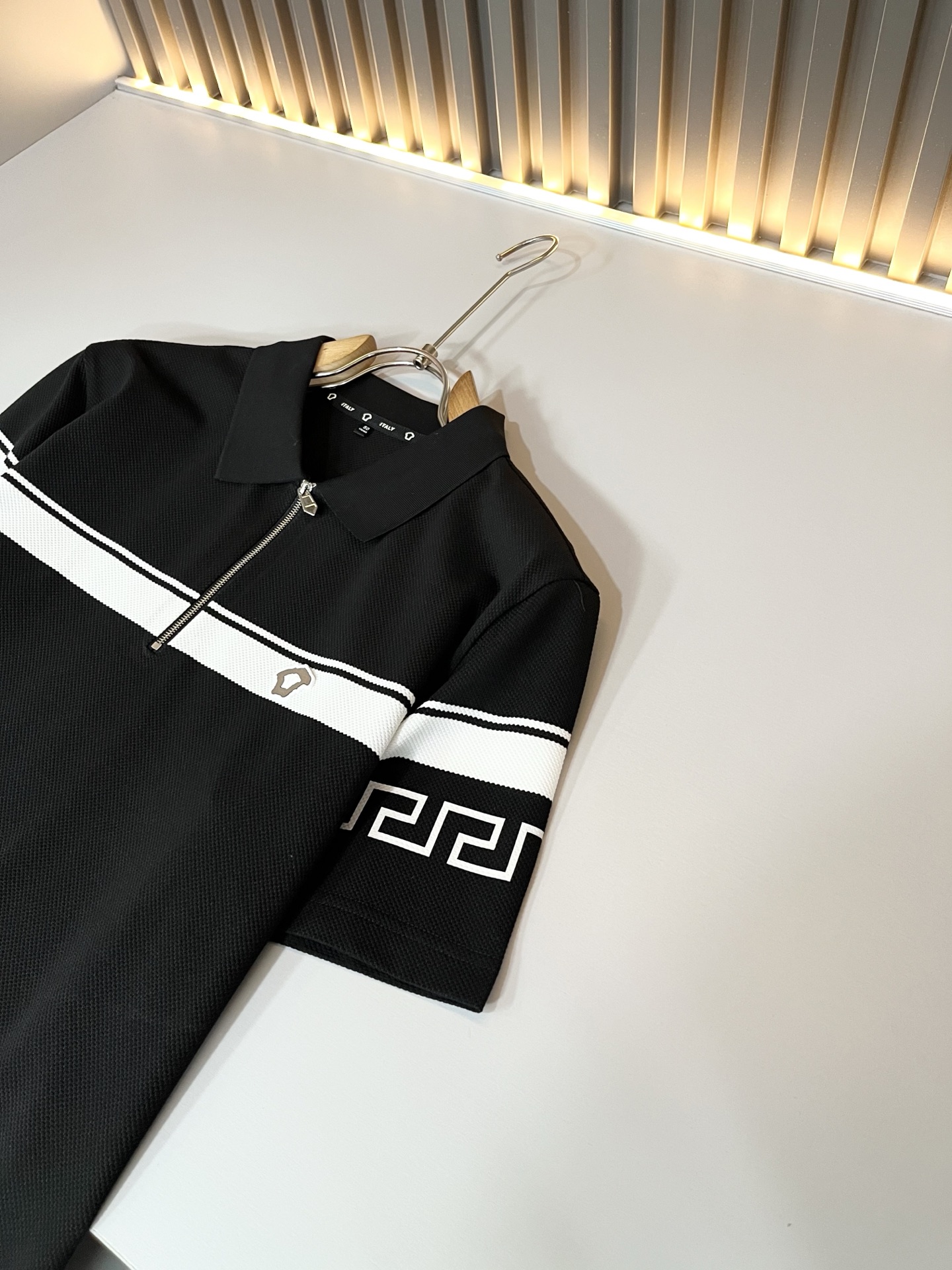 VER**CE范*哲 2026春夏新款新品！贸易渠道订单，美杜莎女王压胶LOGO翻领Polo衫意大利制作