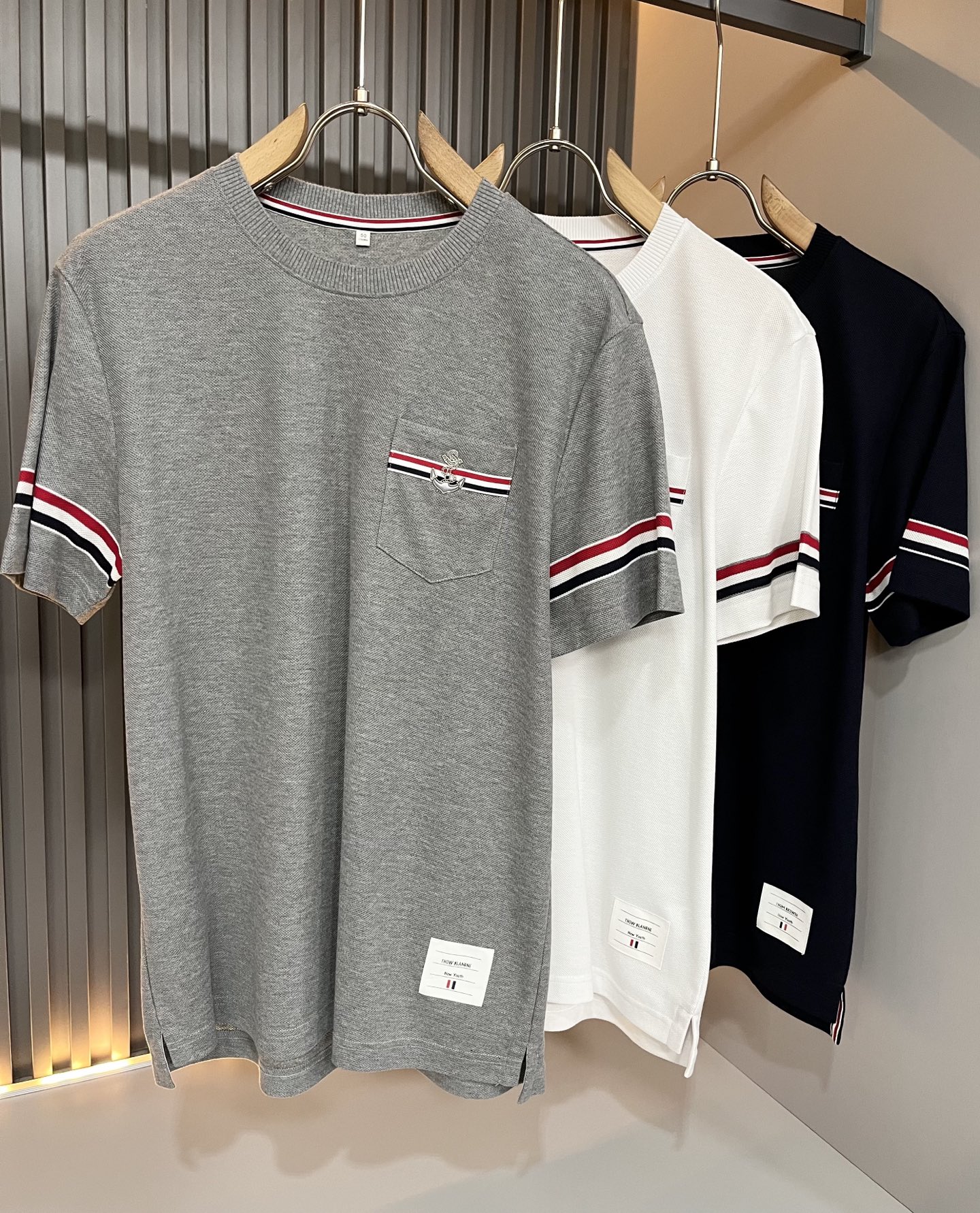 NO:836927,ThomBrow*e Thom* Lang ~ 2026 spring and summer new short-sleeved T-shirt, available on the official website at the same time, unique design charm, very high-end, simple but not simple, a new model of ready-to-wear!  The fabric is made of unique pure cotton fabric, which feels smooth and soft, has a texture, and has a strong vertical feel. The upper body is smooth and not tight, and it will not cause a stuffy feeling caused by direct ultraviolet rays. The logo pattern on the chest is laminated!  The style is harmonious and unified, with the ultimate level of craftsmanship. The side has a very unique tailoring design style, which is very tasteful, exquisite and delicate, easy to wear and comfortable, showing sports vitality and exquisite details. The classic perfect version design shows fashion vitality in daily leisure life. It enhances men's charming style and becomes a high-end model. Sizes M-4XL, T-shirt, tees, t-shirt,19860909ThomBrow*e汤姆*朗 ~2026春夏新款短袖T恤,官网同步有售,独特设计魅力,非常高端,简约不简单,成衣新典范！面料精选独特纯棉面料,手感光滑柔软,有质感,有很强的垂直感,上身爽滑不紧绷,紫外线直射造成的闷热感,胸前标识图案logo压胶设计！风格和谐统一,极致工艺水平.侧面非常独特裁剪设计风格,非常有味道,精致细腻,好穿舒适,展现运动活力,细节考究.经典完美版型设计,日常休闲生活中展现时尚活力.提升男士魅力格调,成就高端典范.尺码M-4XL,,T-shirt,tees，t-shirt,,Men's clothing