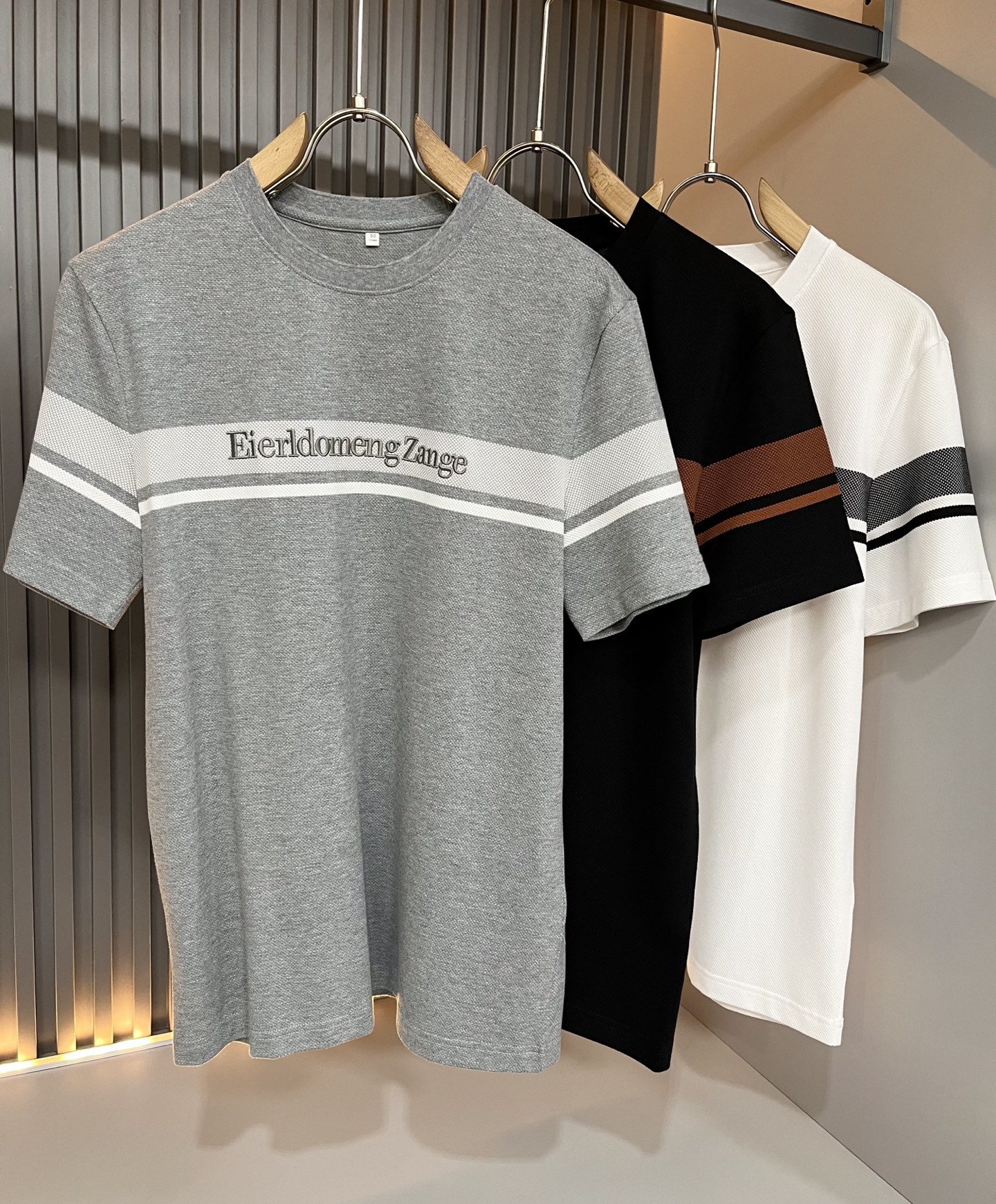 NO:836922,Ermenegildo Zeg*a 2026 spring and summer new men's short-sleeved casual bottoming shirt, order from foreign trade company!  It is one of Zegna’s classic proprietary fabrics!  Customized original pique cotton fabric!  Logo embroidery design on the chest!  The texture is warm, soft and delicate to the touch, but the shape is straight and stylish!  Details, extreme luxury...perfect interpretation of high-quality appearance. Sizes M-4XL,,zegna,T-shirt,19860909Ermenegildo Zeg*a杰*亚 2026春夏新品男士短袖休闲打底衫,外贸公司订单！是杰尼亚经典的专有织物之一！ 定制原版珠地纯棉面料！胸前logo刺绣设计！质地保暖,触感又柔软细腻、但型态又笔挺有型！ 细节、奢华极致… 完美演绎高品质品相.尺码M-4XL,,zegna,T-shirt,,Men's clothing