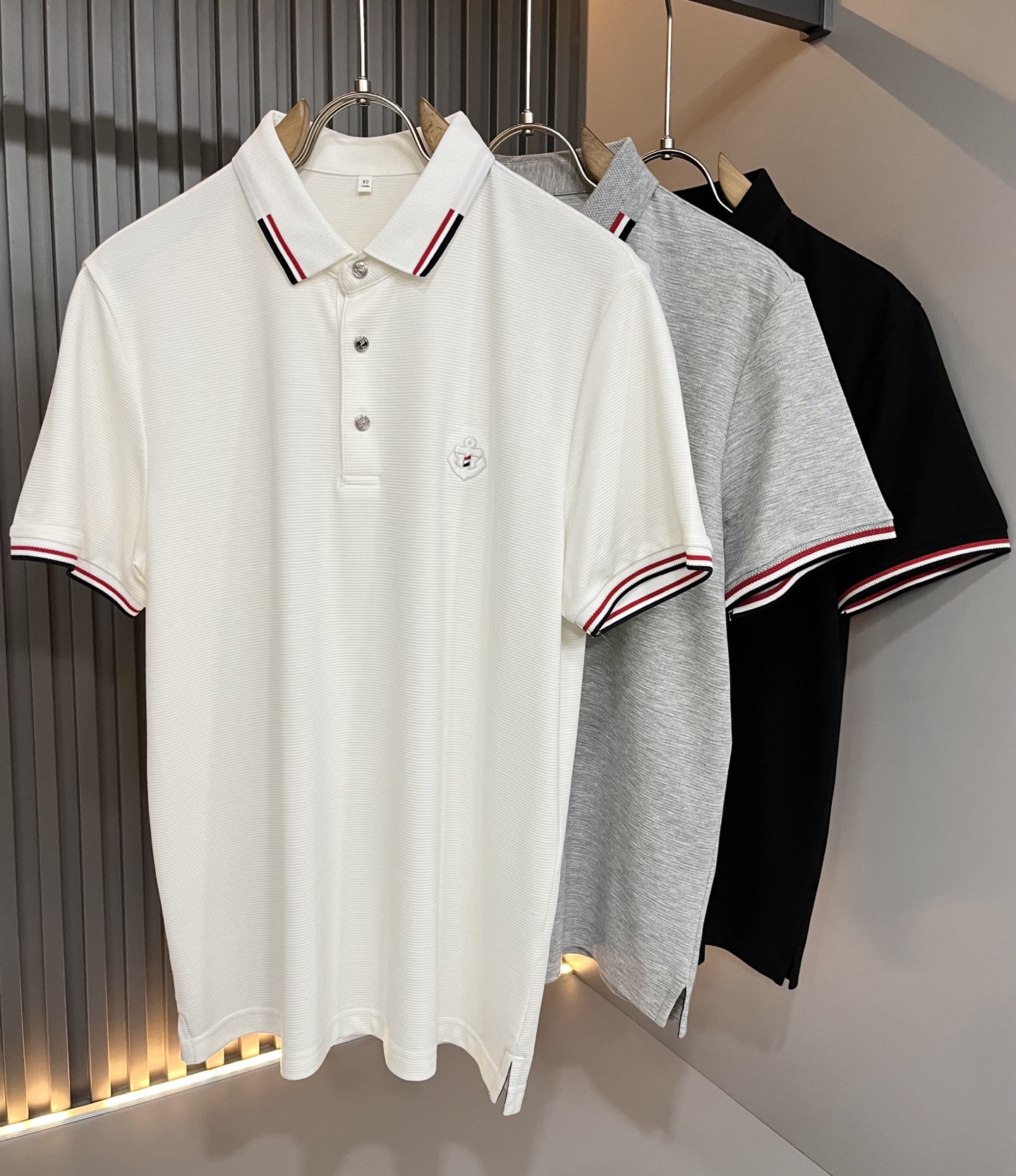 NO:838482,ThomBrow*e Thom* Lang ~ 2026 spring and summer new short-sleeved Polo shirt, available on the official website at the same time, unique design charm, very high-end, simple but not simple, a new model of ready-to-wear!  The fabric is made of unique elastic spandex cotton fabric, which feels smooth and soft, has texture, and has a strong vertical feel. The upper body is smooth and not tight, and it will not cause a stuffy feeling caused by direct ultraviolet rays. The logo pattern on the chest is laminated!  The style is harmonious and unified, with the ultimate level of craftsmanship. The side has a very unique tailoring design style, which is very tasteful, exquisite and delicate, easy to wear and comfortable, showing sports vitality and exquisite details. The classic and perfect version design shows fashion vitality in daily leisure life. It enhances men's charming style and becomes a high-end model. Size M-4XL,, T-shirt,19860909ThomBrow*e汤姆*朗 ~2026春夏新款短袖Polo衫,官网同步有售,独特设计魅力,非常高端,简约不简单,成衣新典范！面料精选独特弹力氨纶棉面料,手感光滑柔软,有质感,有很强的垂直感,上身爽滑不紧绷,紫外线直射造成的闷热感,胸前标识图案logo压胶设计！风格和谐统一,极致工艺水平.侧面非常独特裁剪设计风格,非常有味道,精致细腻,好穿舒适,展现运动活力,细节考究.经典完美版型设计,日常休闲生活中展现时尚活力.提升男士魅力格调,成就高端典范.尺码M-4XL,,T-shirt,,Men's clothing
