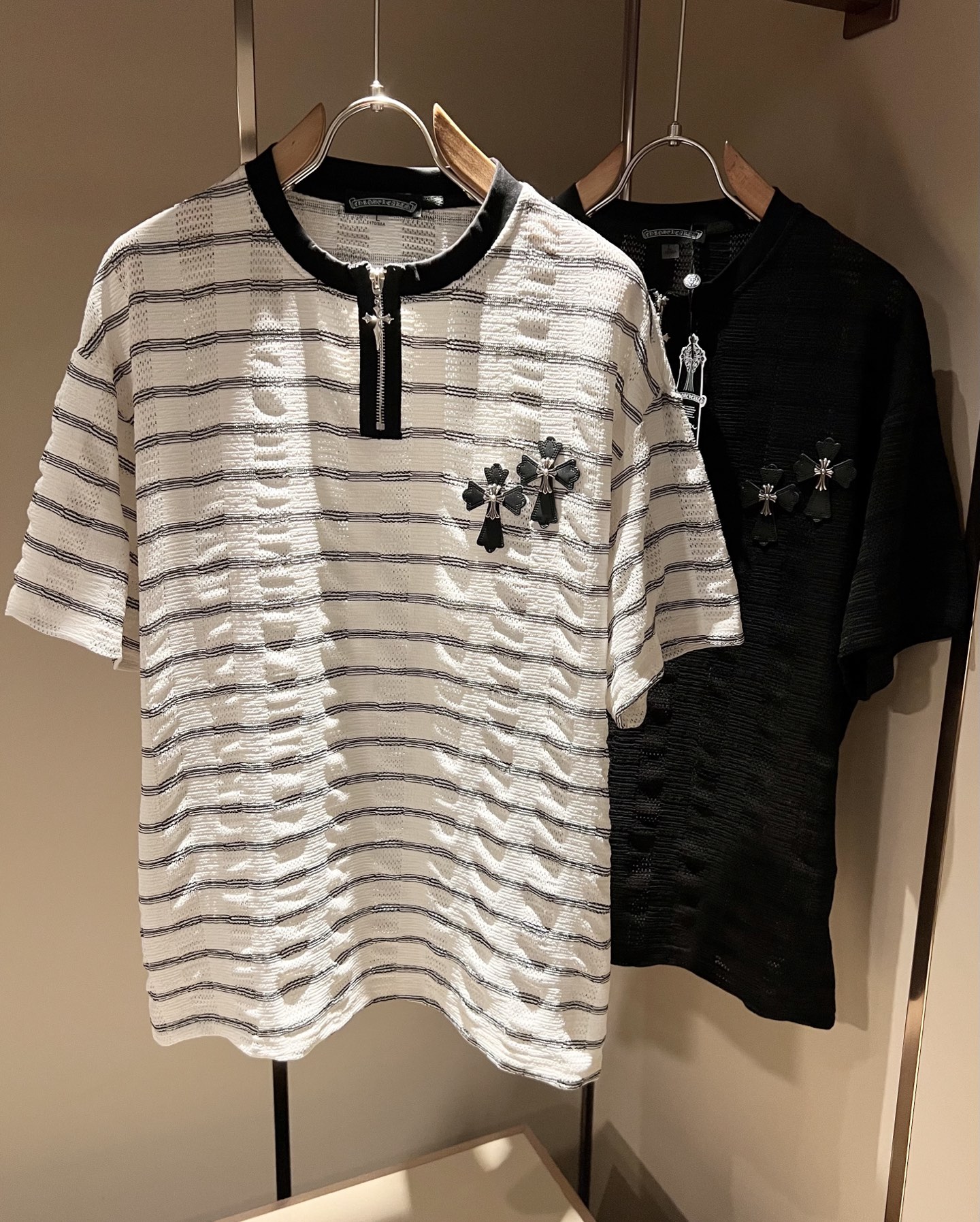 NO:838544,Chrome Hear*s Chrome Hear*s 2026 spring and summer new Chrome Hear*s short-sleeved T-shirt for men and women, wall crack recommendation!  The fashionable and arrogant Chrome Hear*s are loved all over the world. The 2026 SS detonating model, classic Chrome heart elements cut off short-sleeved T-shirt, leather logo pattern design on the chest!  Full of fashionable luxury style and exuding charming artistic sense!  It is spacious and lazy, made of high-end exclusive washed pure cotton for customers!  The upper body is super comfortable!  Oversized silhouette with big dropped shoulders!  Same style for men and women!  Size M-3XL,,chrome hearts,T-shirt,tees,t-shirt,19860909Chrome Hear*s 克*心 2026春夏新品男女同款克*心短袖T恤,墙裂推荐！时尚傲娇的Chrome Hear*s,被全世界宠幸着.2026SS引爆款,经典克*心元素断绝短袖T,胸前皮革logo图案设计！充满了时尚的奢华风,散发着迷人的艺术感！宽大慵懒,客供高端专属洗水纯棉材质！上身超级舒适！大廓形大落肩！男女同款入！尺码M-3XL,,chrome hearts,T-shirt,tees，t-shirt,,Men's clothing