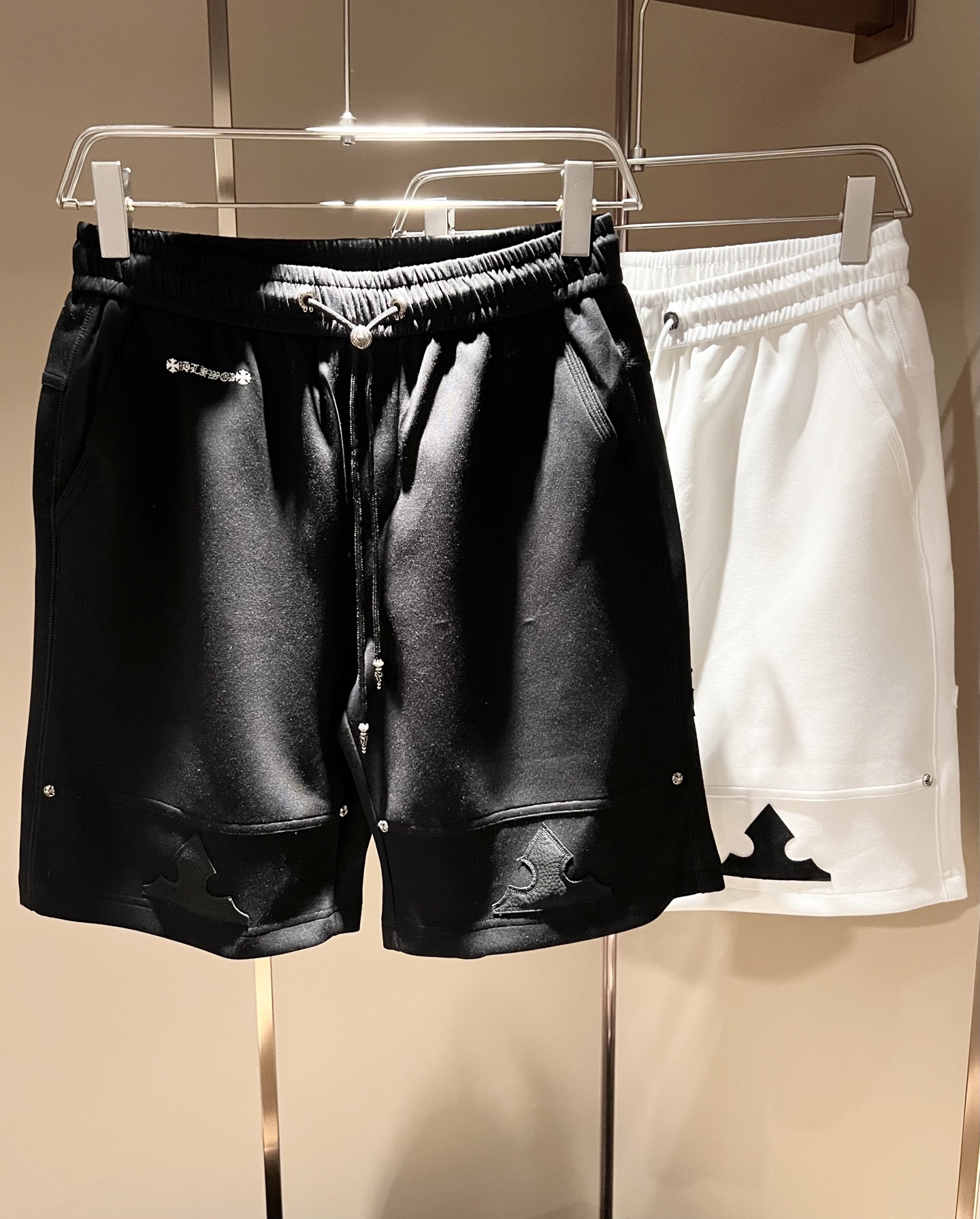 NO:843646,Chrome hear*s grams*heart 2026 spring and summer new casual shorts!  The same casual pants for men and women that you recognize from the bottom of your heart, and become more rare as time goes by, the trendy king of the high street, that is the trendy brand chrome  hear*s conquers your heart, to be honest, it is very fashionable to wear Croques, that is, it is trendy, and there is no words to say that it is fashionable on the street. It is made of custom-made original washed pure cotton material, and the fabric has a unique feel. This kind of comfort is worn on the body, and the upper body is really not picky. The casual and unrestrained taste is particularly sufficient, which enhances the sense of fashion and appearance, and this type of trousers is particularly easy to match with various types of shoes. Where is the recognition? Designed with leather logo design on the trouser legs!  Tough enough, not easy to wear, the details are very good. Sizes M-3XL, chrome hearts, chrome hearts, shorts,19860909Chrome hear*s克*心 2026春夏新款休闲短裤！男女同款一款让你从心底认可的休闲裤,并且经过时间的推移而让你更加珍稀,潮流的高街之王,那就是潮牌chrome hear*s克*心,穿克罗心的实话讲很潮了,那就是潮爆了,潮爆街头没话说.定制原版洗水纯棉材质制成,面料手感一绝,这种舒适感穿在身上,上身真心不挑人,休闲潇洒的味道特别足,提升时尚感和颜值,并且这样的裤型特别好搭配各种类型的鞋子.辨识度就在哪里,设计裤腿logo皮革设计！韧性足,不易磨损,细节工艺非常到位.尺码M-3XL,,chrome hearts,chrome hearts,shorts,,Men's clothing