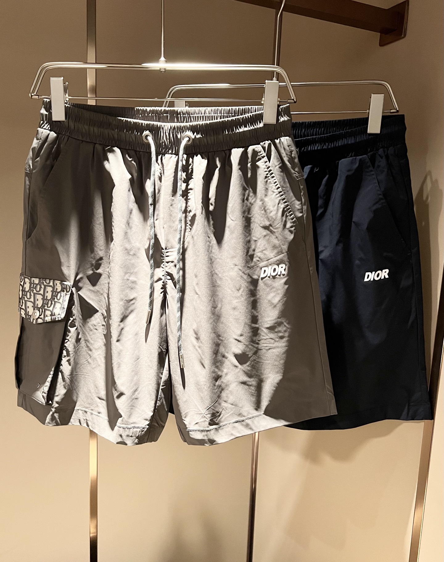 NO:843640,Dio* Dio 2026 spring and summer new casual drawstring webbing casual shorts for men and women, same style for men and women!  Paired with presbyopic letter logo design!  Fashionable athleisure pants!  The fabric is made of imported polyester fiber!  Made of exclusive fabrics, the fabric feels solid, warm, and waxy. It is very skin-friendly and comfortable when worn next to the body. The breathability and moisture absorption are also extremely superior. It is full of brand logo products!  Integrate the avant-garde street atmosphere into this single product, exuding full of vitality and youthful fashion sense!  Casual trousers cut, suitable for both men and women!  Recommended treasures that are hard to find but don’t miss them if you like them!  Size M-3XL,,dior,shorts,19860909Dio*迪*奥 2026春夏新款男女同款休闲抽绳织带休闲短裤,男女同款！搭配老花字母logo设计！时尚运动休闲裤！面料采用进口聚酯纤维材质！专属面料制作而成,面料手感瓷实温厚软糯,贴身穿着非常的亲肤舒适,并且透气性与吸湿性也极为优越,满满品牌标志产品！将前卫的街头气息融入进这款单品之中,散发着满满的活力与青春时尚感！休闲的裤装版型裁剪,无论男女皆可轻松驾驭！可遇不可求的宝藏好物推荐,喜欢的千万不要错过！尺码M-3XL,,dior,shorts,,Men's clothing