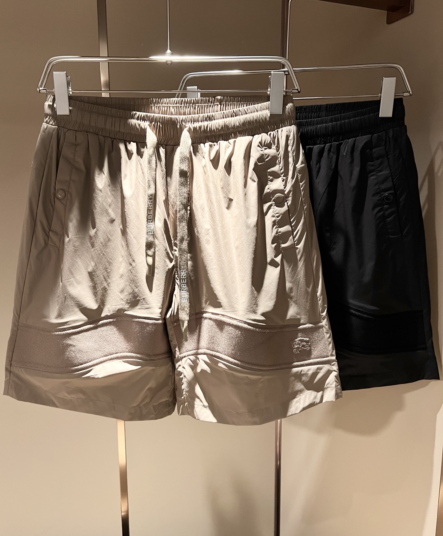 NO:843656,BURBER*Y 2026 spring and summer new casual and versatile casual shorts for men and women!  Trading company channels are rare and available on the official website simultaneously!  Logo pattern design on trouser legs!  This T-shirt is made of imported polyester fiber materials supplied by customers. The materials used by B's family are still impeccable. It is very suitable for wearing in summer. It is skin-friendly and breathable, giving you the most comfortable wearing experience!  Very textured and breathable, with a basic loose fit, perfect for everyday casual wear, don’t rush to get it!  Size M-3XL,,burberry,shorts,tees,t-shirt,19860909BURBER*Y巴*莉 2026春夏新款休闲百搭男女同款休闲短裤！贸易公司渠道稀出,同步官网发售！裤腿标识logo图案设计！此款T恤衫甄选客供进口聚酯纤维材质制作而成,B家的用料上依然是无法挑剔的,非常适合夏日里穿着,亲肤透气、给你最极致舒爽的穿着体验！ 非常有质感透气,基础宽松版型裁剪,日常休闲着穿的完美之选,还不赶紧入手！尺码M-3XL,,burberry,shorts,tees，t-shirt,,Men's clothing
