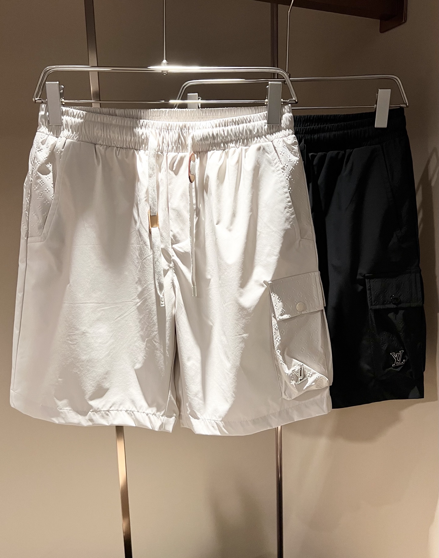 NO:842448,Louis Vuit*on 2026 spring and summer new style light luxury Monogram three-dimensional jacquard craft casual shorts for men and women, full of fashion for home and outdoor wear!  The new high-end of the Louis family, the details and quality are always so flawless, and the creative designs are endless. If you don't buy a few pieces of Louis this spring and summer, you can't be considered a fashionista. The Monogram pattern print is unparalleled, interpreting Louis' iconic elements, and it is really something that everyone loves. The top-quality blended combed cotton creates a three-dimensional effect!  It is super soft and tough, and has excellent breathability. It comes from world-class trading OEM channels, and the quantity is extremely rare and sold out. It is a presbyopic item that 'Donkey Brand' releases every year, with a concave and convex three-dimensional logo pattern design!  It presents an unusual texture and is clean and neat. This is the Louis family's special skill and the latest craftsmanship of this season. The level of detail has reached the top, and the loose three-dimensional tailoring design is a unique one. It is a fusion of luxury and fashion!  Size: M-3XL,,louis vuitton,louis vuitton,louis vuitton,shorts,19860909Louis Vuit*on 路易*登 2026春夏新款轻奢Monogram立体提花工艺男女同款休闲短裤,居家外穿都是时尚满满！路易家族的新高端,细节品质永远的那么完美无瑕,创意设计层出不穷.今年春夏季节没有入手几件路易你算不上时尚达人.Monogram图案印花图案无与伦比,诠释路易的标志性元素,实属人见人爱的东西.顶级混纺精梳棉打造具有立体感！超级柔软且具有韧性,透气感也是绝佳.来自世界级贸易级别的代工厂渠道,数量极其稀少售完无补.“驴牌”每年都会出的老花单品,凹凸有致的立体logo图案设计！呈现不一般的质感,干净俐落.这是路易家族的看家绝活也是本季度的最新工艺.细致化程度已经达到顶端了,宽松立体剪裁的版型设计堪称一绝.属于奢华与时尚的融合！尺码:M-3XL,,louis vuitton,louis vuitton,louis vuitton,shorts,,Men's clothing