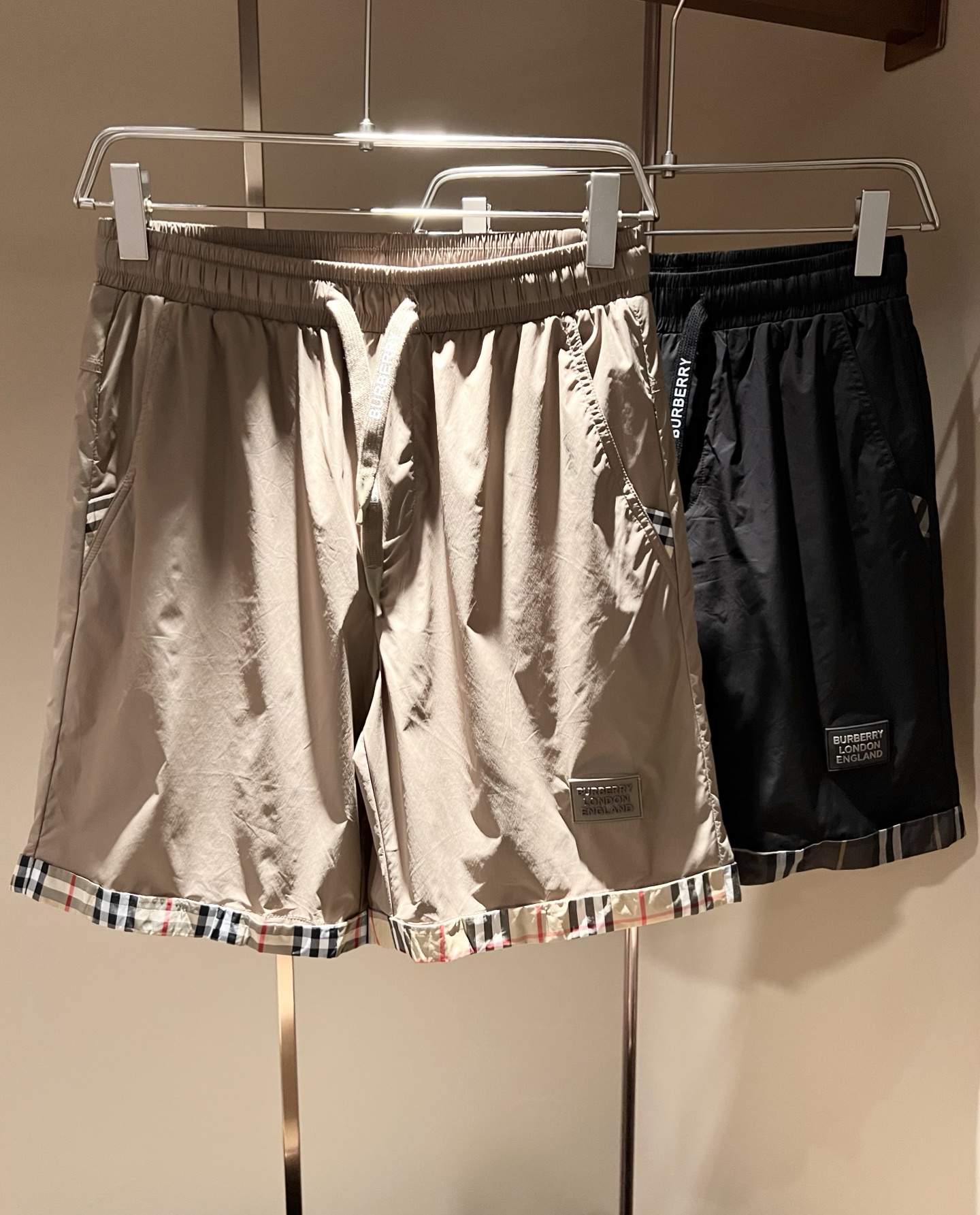 NO:842443,BURBER*Y 2026 spring and summer new casual and versatile casual shorts for men and women!  Trading company channels are rare and available on the official website simultaneously!  Logo pattern design on trouser legs!  This T-shirt is made of imported polyester fiber materials supplied by customers. The materials used by B's family are still impeccable. It is very suitable for wearing in summer. It is skin-friendly and breathable, giving you the most comfortable wearing experience!  Very textured and breathable, with a basic loose fit, perfect for everyday casual wear, don’t rush to get it!  Size M-3XL,,burberry,shorts,tees,t-shirt,19860909BURBER*Y巴*莉 2026春夏新款休闲百搭男女同款休闲短裤！贸易公司渠道稀出,同步官网发售！裤腿标识logo图案设计！此款T恤衫甄选客供进口聚酯纤维材质制作而成,B家的用料上依然是无法挑剔的,非常适合夏日里穿着,亲肤透气、给你最极致舒爽的穿着体验！ 非常有质感透气,基础宽松版型裁剪,日常休闲着穿的完美之选,还不赶紧入手！尺码M-3XL,,burberry,shorts,tees，t-shirt,,Men's clothing