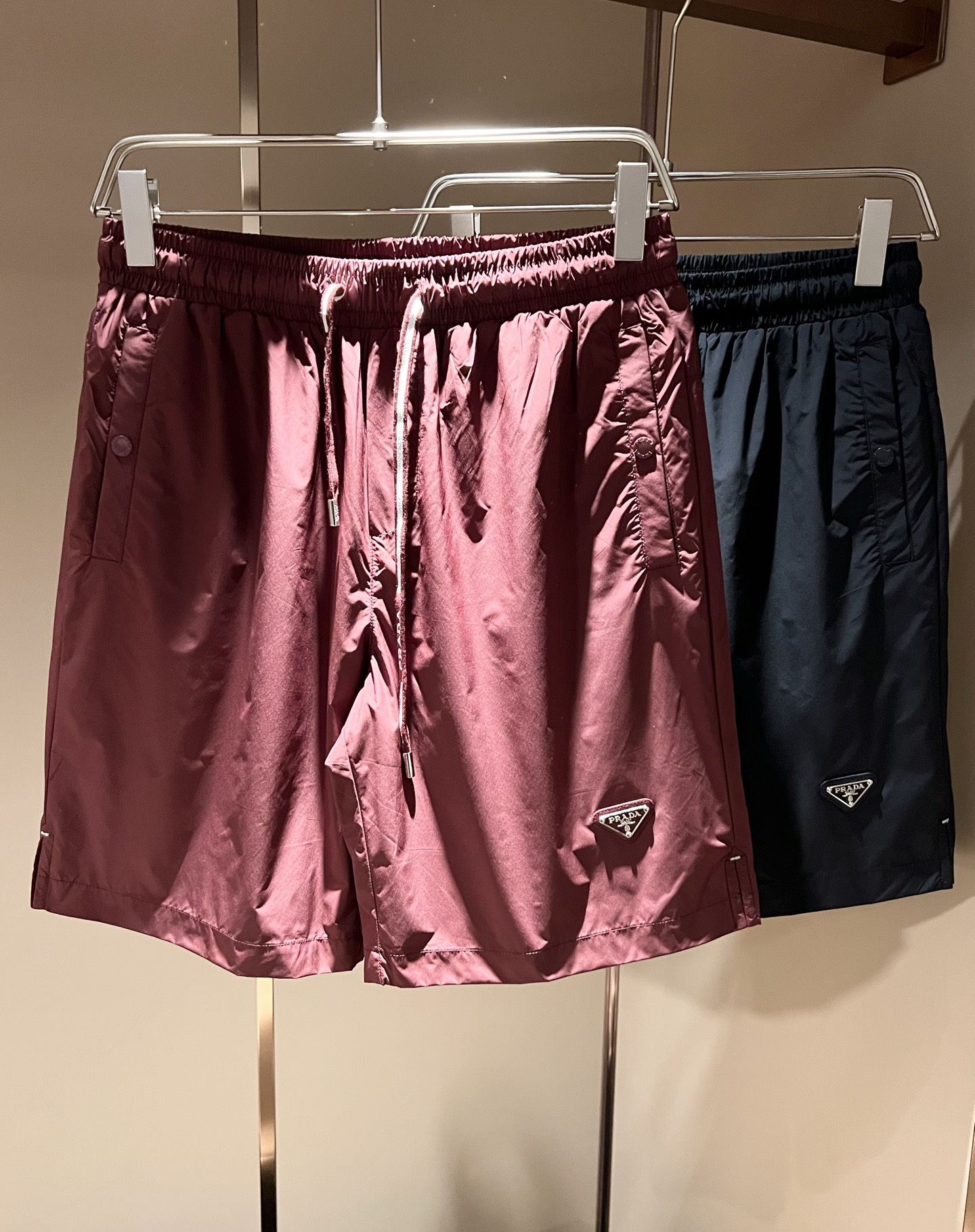NO:841006,PRA*DA 2026 spring and summer new men's casual shorts, a high-end quality choice...a versatile trousers that is both casual and casual. It is also an indispensable matching artifact in men's wardrobe. It is a classic style that is practical to wear!  The design style of the entire pair of casual pants is simple and fashionable, which is very consistent with the low-luxury style setting. It has excellent skin-friendly value, is easy to wear, and has a full sense of details!  Classic logo pattern hardware design!  This type of trousers is made of high-quality polyester fiber fabric. The fabric is comfortable, soft and delicate to the touch, has a good vertical feel, looks very textured, and is full of fine and high-end charm. It has first-class and exquisite cutting, smooth and neat routing, and it is a trousers that looks good with any casual style. If you like it, hurry up and get it, good products don’t wait for others!  Size M-3XL,,prada,shorts,19860909PRA*DA普*达 2026春夏新款男士休闲短裤,高端品质之选……一款休闲裤兼备的百搭裤装,也是男士衣橱里不可缺少的搭配神器,属于实穿型的经典款式！整条休闲裤的设计风格简洁时尚,非常符合低奢的风格设定,亲肤值优越,穿着方便,细节感十足！经典标识logo图案五金设计！此款裤装采用优质聚酯纤维面料打造而成,面料舒服,手感柔软细腻,有着很好的垂直感,看上去非常有质感,细品高级韵味十足.一流精湛的版型裁剪,走线细致平顺工整,休闲随意怎么搭配都好看的裤装,喜欢的赶紧入手吧,好货可不等人！尺码M-3XL,,prada,shorts,,Men's clothing