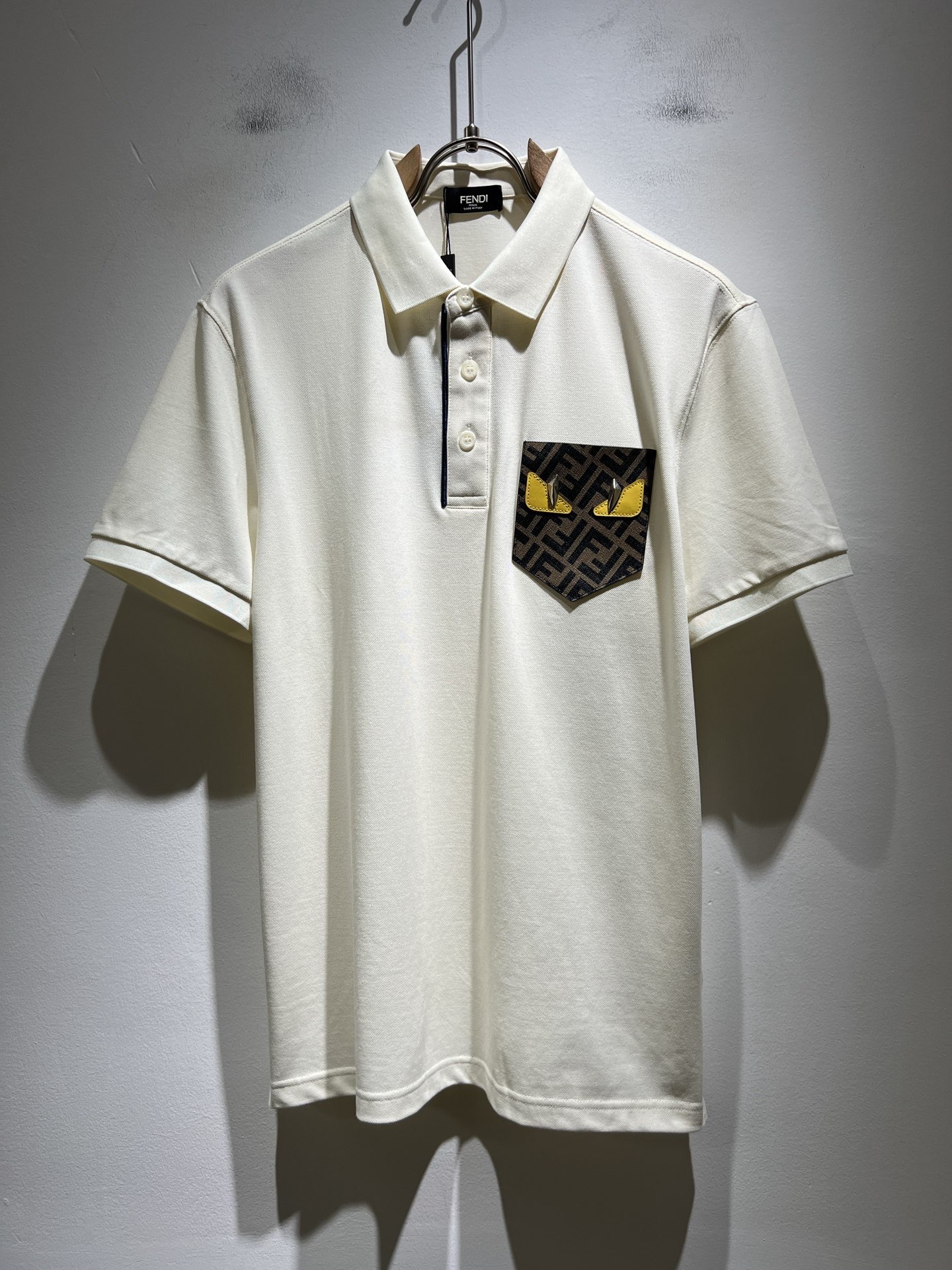 NO:841018,FEN Fen*di 2026 spring and summer new short-sleeved Polo shirt!  The clean version is versatile and has no age limit. The Galeries Lafayette logo pattern on the chest is designed with craftsmanship!  Whether you are casual or like trendy and well-matched, it is a must-have item for boys' wardrobe, whether worn with a jacket or worn alone in summer. The mesh piqué cotton is more delicate, breathable and sweat-absorbent. It has a stylish upper body and a great fit. The clothes are tall and stylish, which distinguishes low-end junk. The collar will collapse without washing. Sizes M-3XL, fendi, jackets & coats, jackets & coats, T-shirt,19860909FEN 芬*迪2026春夏新款短袖Polo衫！净版百搭不限制年龄,胸前老佛爷logo图案工艺设计！无论你是轻熟还是喜欢潮风搭配妥妥的,男生衣橱必备单品款,无论内搭夹克外套,还是夏季单独穿都可以,网状珠地棉更细腻透气吸汗,上身有型并且贴服感受非常棒,衣服挺拔有型区别低端渣货,不会洗洗领子就塌了. 尺码M-3XL,,fendi,jackets & coats,jackets & coats,T-shirt,,Men's clothing