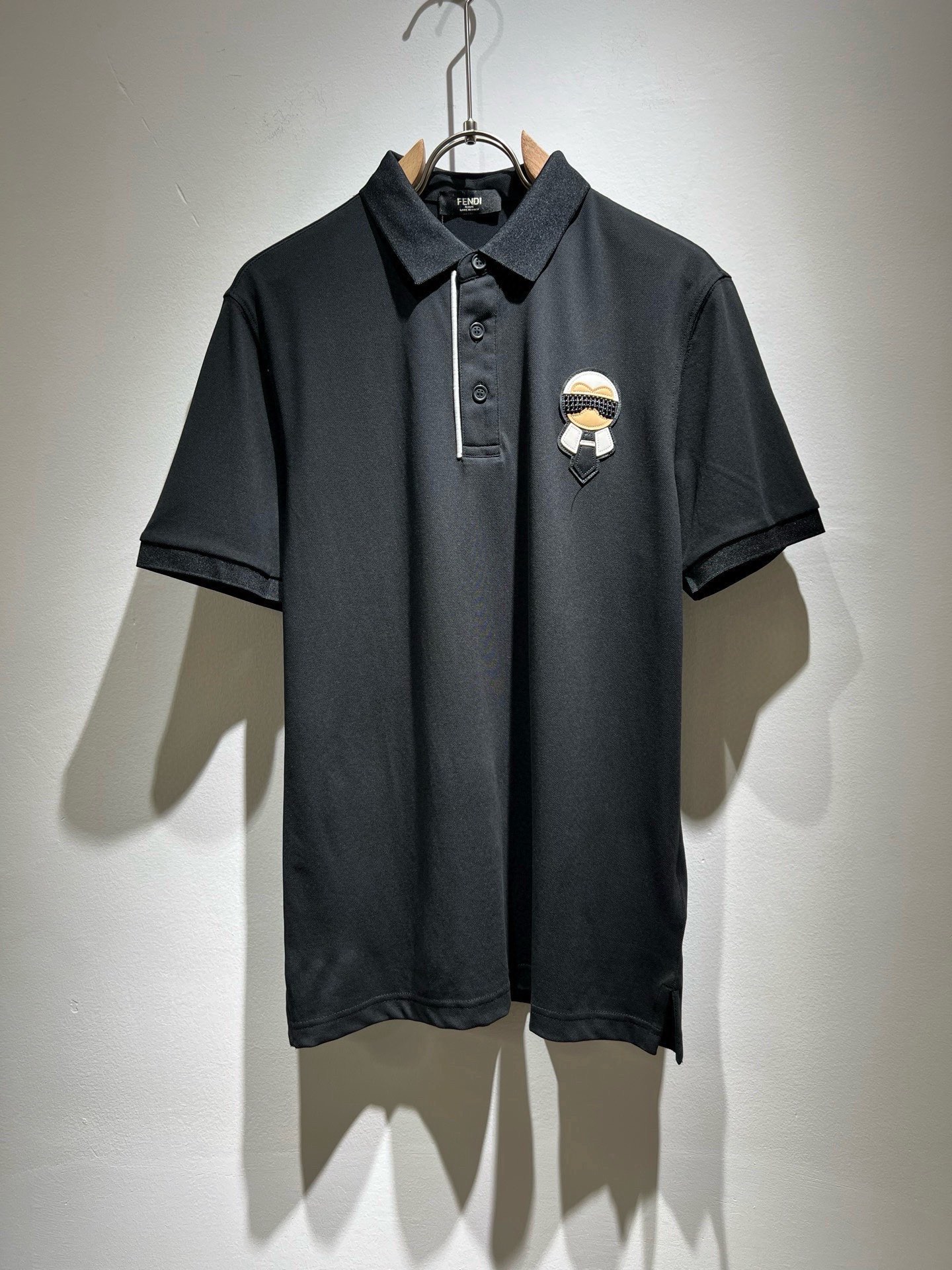 NO:841021,FEN Fen*di 2026 spring and summer new short-sleeved Polo shirt!  The clean version is versatile and has no age limit. The Galeries Lafayette logo pattern on the chest is designed with craftsmanship!  Whether you are casual or like trendy and well-matched, it is a must-have item for boys' wardrobe, whether worn with a jacket or worn alone in summer. The mesh piqué cotton is more delicate, breathable and sweat-absorbent. It has a stylish upper body and a great fit. The clothes are tall and stylish, which distinguishes low-end junk. The collar will collapse without washing. Sizes M-3XL, fendi, jackets & coats, jackets & coats, T-shirt,19860909FEN 芬*迪2026春夏新款短袖Polo衫！净版百搭不限制年龄,胸前老佛爷logo图案工艺设计！无论你是轻熟还是喜欢潮风搭配妥妥的,男生衣橱必备单品款,无论内搭夹克外套,还是夏季单独穿都可以,网状珠地棉更细腻透气吸汗,上身有型并且贴服感受非常棒,衣服挺拔有型区别低端渣货,不会洗洗领子就塌了. 尺码M-3XL,,fendi,jackets & coats,jackets & coats,T-shirt,,Men's clothing