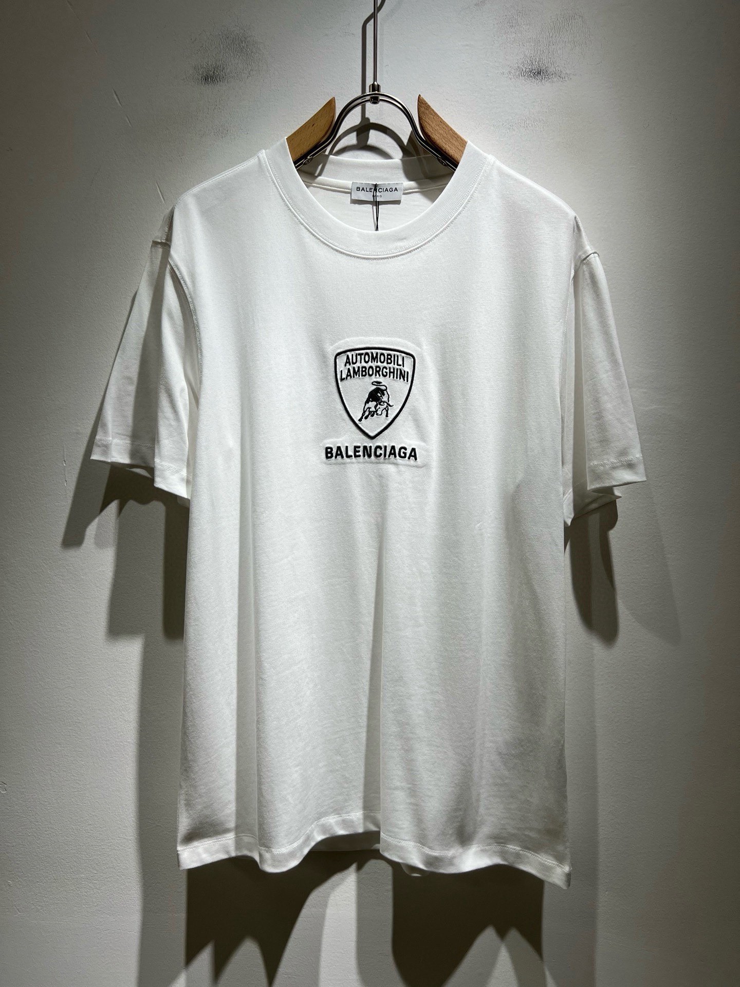 NO:841011,BALENCI*GA Paris* 2026 spring and summer new short-sleeved T-shirt for men and women!  Fashionable casual short-sleeved T-shirt with catwalk pattern print!  Design a logo embroidery design!  It is highly designed and selected from 260g pure cotton fabrics supplied by customers. It feels soft and skin-friendly, comfortable and breathable. The real thing will definitely make you fall in love with it!  The round neck cut with loose shoulders and dropped shoulders, non-sexist style for couples to wear together, opens up a new fashion style!  Distinguish the market version of the high-definition series!  Size M-3XL,,balenciaga,T-shirt,tees,t-shirt,19860909BALENCI*GA巴黎*家 2026春夏新款男女同款短袖T恤！走秀图案印花时尚休闲短袖T恤衫！设计logo刺绣设计！极具设计精选客供260g纯棉面料,手感柔软亲肤,着身舒适透气性都无法挑剔,实物绝对会让你爱不释手！宽松小落肩的圆领版型裁剪,无性别主义的情侣混穿款式,打开全新的时装新韵味！区别市场版本高定系列！尺码M-3XL,,balenciaga,T-shirt,tees，t-shirt,,Men's clothing