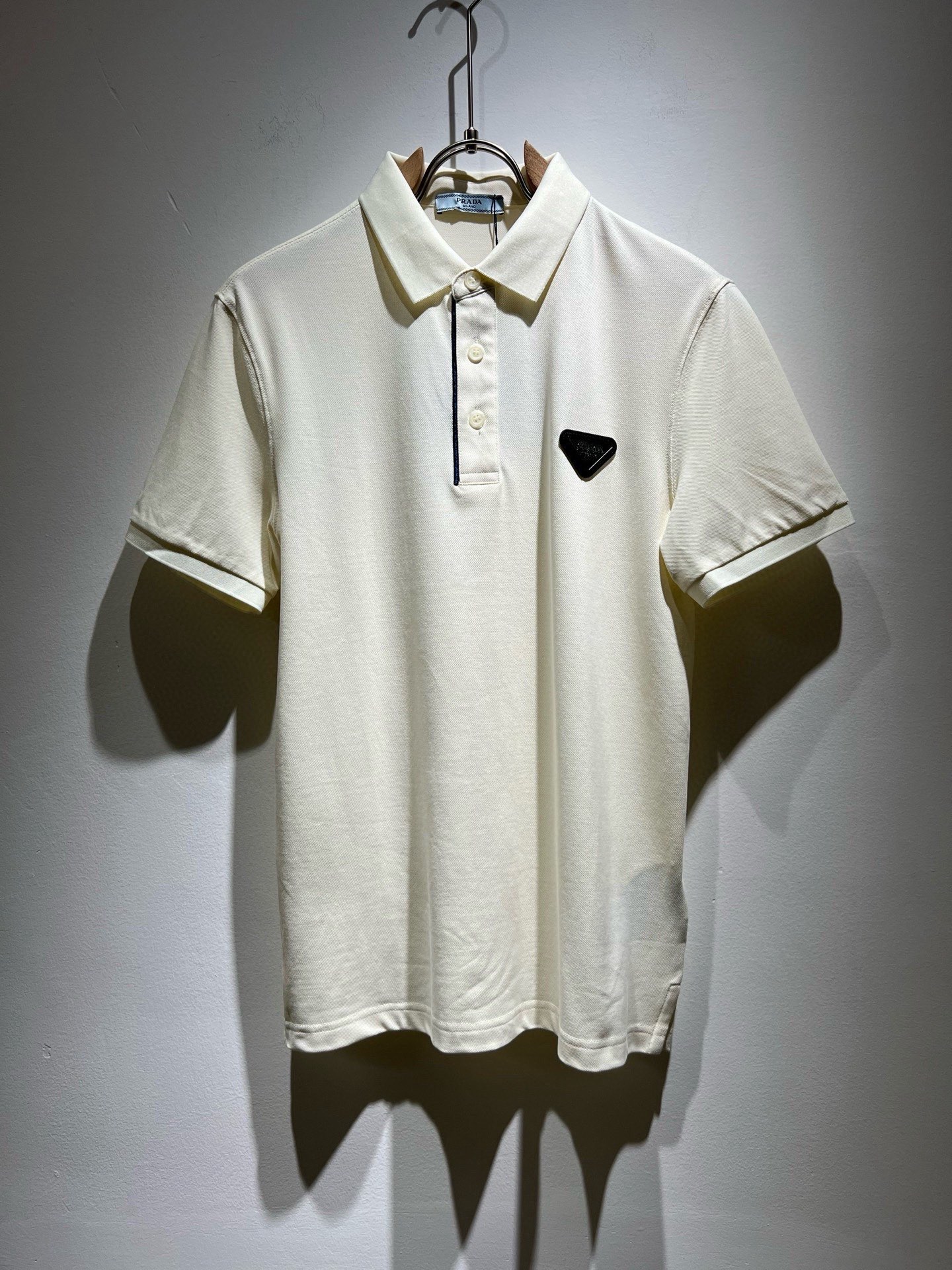 NO:841045,Prad*P*DA 2026 spring and summer new short-sleeved Polo shirt with classic elements, classic and elegant style, can be worn for ten years and still popular, you must collect a few pieces, rare and exquisite style, you must collect it!  A piece of good taste!  It is so important that no matter what season it is, it is 100% imported top quality pique cotton!  Fine weave!  solid!  Recognized as one of the best cottons in the world!  The feel and texture are perfect! Triangular hardware logo design on the chest!  Perfectly enriching everyone’s visual sense!  Make you feel clean and neat!  Fashionable and good-looking!  !  Wearing this short-sleeved shirt from Prada, you will know what the world is worth!  PRADA has always been the quality life pursued by European aristocrats and upper-class people. This simple casual and versatile T-shirt is a personal luxury item with fashionable colors. Luxurious materials and rigorous craftsmanship are the main tools for PRADA fans. The flat and stylish round neck, the version is warm and comfortable, easy to wear and match, and the black and white two-tone color has its own accent and handsomeness. It is truly one that conquers the world!  The brand's design details are very exquisite, and the upper body is light and stylish. You must buy the latest T-shirts every season. In the face of this kind of consumables, it directly saves you the trouble of dressing when going out. There are many letter T-shirts on the market, but this one is rare. The streamlined tailoring and light casual literary temperament give you a perfect look in spring. Anyone who pursues fashion may wish to try it!  Size M-3XL,,prada,prada,T-shirt,tees,t-shirt,19860909Prad*普*达 2026春夏季新款经典元素短袖Polo衫,经典大方的款式,可以穿十年都还是流行的那种,你一定要收藏几件,难得精致极致的款,你一定要收！好品味的一件！重要到哪个季节都绕不开它百分百进口顶级珠地棉！织法精细！结实！世界公认最好的棉之一！手感质感都极完美! 胸口三角五金logo图案设计！完美的丰富大家的视觉感！让你感觉干净利落！时尚又好看！！穿上普拉达的这款短袖,才知道什么是人间太值得！PRADA一直都是欧洲贵族和上流社会雅士追求的品质生活这款简易休闲百搭T恤更是穿出个人奢侈的单品色彩时尚 奢侈的材质和严谨的工艺是PRADA圈粉的主要利器平整有型的圆领,版型温暖舒适好穿又好搭,黑白双色自带腔调和帅气,真正的一款打天下！品牌的设计细节十分考究,上身轻便有型,每季都要入手最新的T恤,面对这种消耗品,直接省了你出门穿搭的烦恼,市面上的字母T恤有很多,但这款还很难得一见了,信手拈来的流线剪裁,淡淡的休闲文艺气质,给足春日的排面,每个对时髦度有追求的你,都不妨上身一试！尺码M-3XL,,prada,prada,T-shirt,tees，t-shirt,,Men's clothing