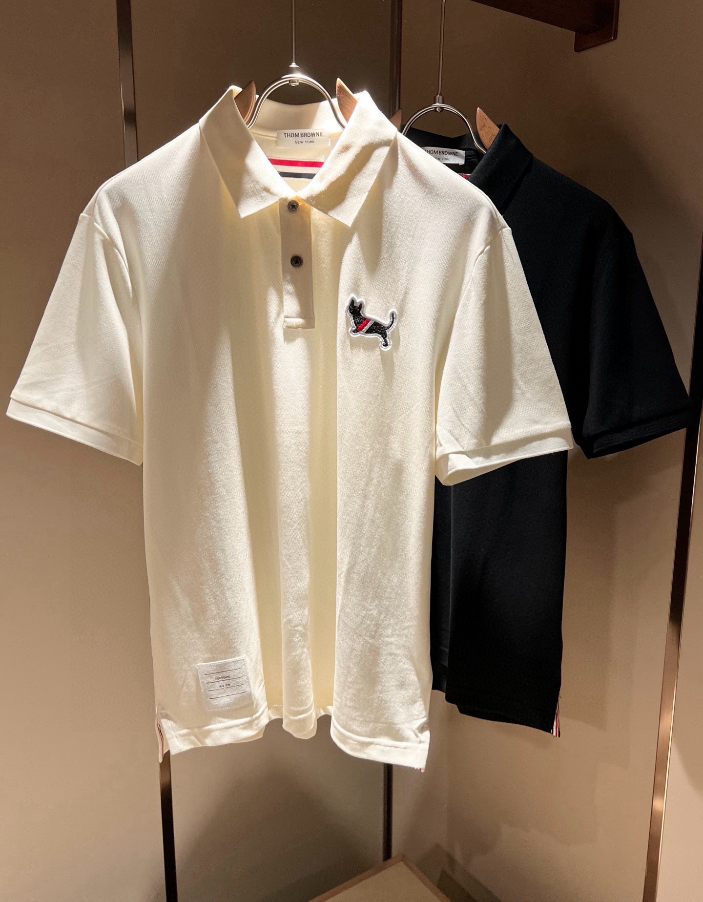 NO:858787,ThomBrow*e Tom*lang ~2026 spring and summer new product!  Available simultaneously on the official website, casual classic lapel short-sleeved Polo shirt, unique design charm, very high-end, simple but not simple, a new model of ready-to-wear!  The fabric is made of unique pique cotton fabric, which feels smooth and soft, has texture, and has a strong vertical feel. The upper body is smooth and not tight, and it will not cause a stuffy feeling caused by direct ultraviolet rays. The logo pattern on the chest is laminated!  The style is harmonious and unified, with the ultimate level of craftsmanship. The side has a very unique tailoring design style, which is very tasteful, exquisite and delicate, easy to wear and comfortable, showing sports vitality and exquisite details. The classic and perfect version design shows fashion vitality in daily leisure life. It enhances men's charming style and becomes a high-end model. Size M-3XL,, T-shirt,19860909ThomBrow*e汤姆*朗 ~2026春夏新品！官网同步有售,休闲经典翻领短袖Polo衫,独特设计魅力,非常高端,简约不简单,成衣新典范！面料精选独特珠地棉面料,手感光滑柔软,有质感,有很强的垂直感,上身爽滑不紧绷,紫外线直射造成的闷热感,胸前设计标识图案logo压胶设计！风格和谐统一,极致工艺水平.侧面非常独特裁剪设计风格,非常有味道,精致细腻,好穿舒适,展现运动活力,细节考究.经典完美版型设计,日常休闲生活中展现时尚活力.提升男士魅力格调,成就高端典范.尺码M-3XL,,T-shirt,,Men's clothing