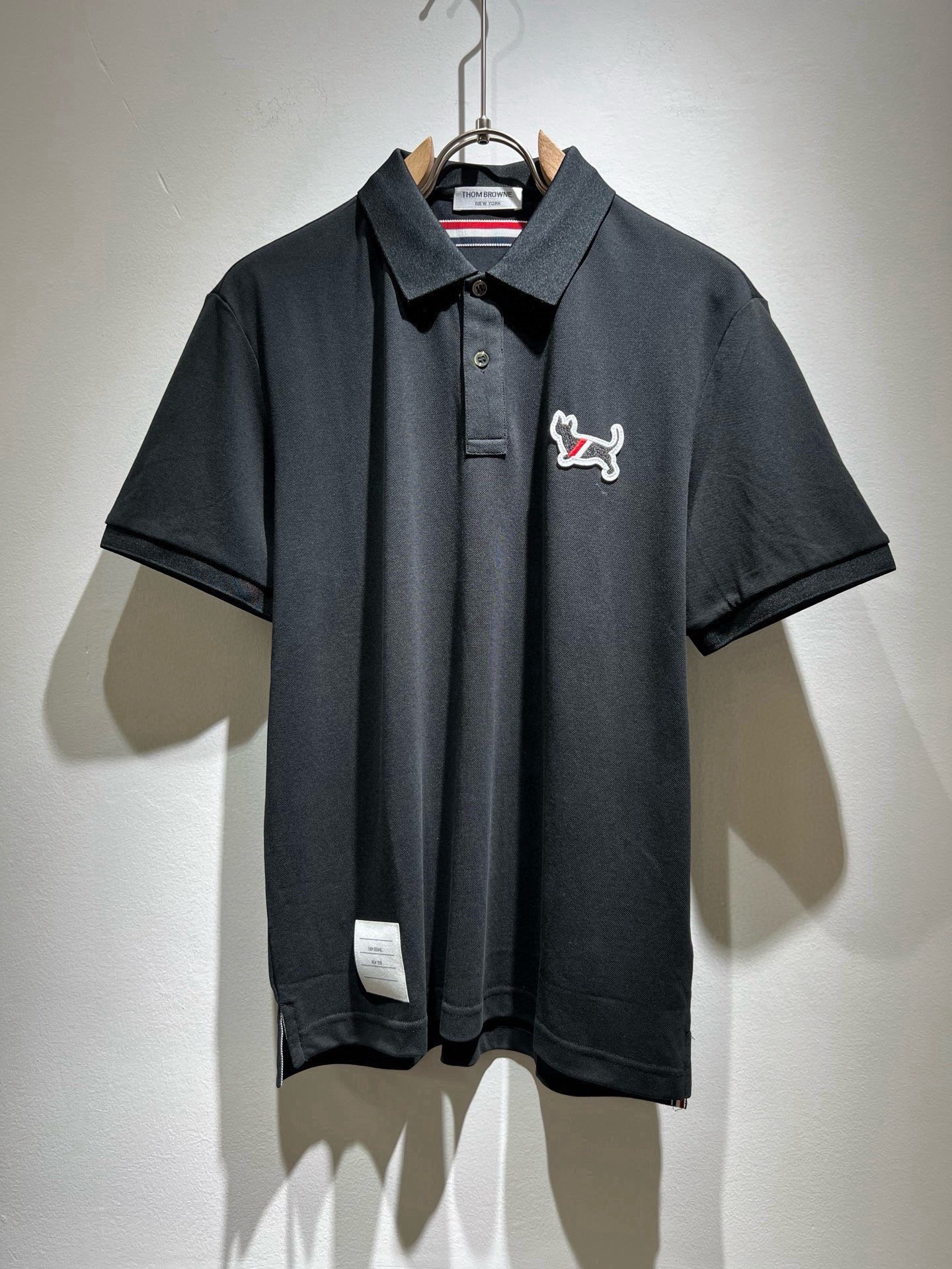 NO:841028,ThomBrow*e Tom*lang ~2026 spring and summer new product!  Available simultaneously on the official website, casual classic lapel short-sleeved Polo shirt, unique design charm, very high-end, simple but not simple, a new model of ready-to-wear!  The fabric is made of unique pique cotton fabric, which feels smooth and soft, has texture, and has a strong vertical feel. The upper body is smooth and not tight, and it will not cause a stuffy feeling caused by direct ultraviolet rays. The logo pattern on the chest is laminated!  The style is harmonious and unified, with the ultimate level of craftsmanship. The side has a very unique tailoring design style, which is very tasteful, exquisite and delicate, easy to wear and comfortable, showing sports vitality and exquisite details. The classic and perfect version design shows fashionable vitality in daily leisure life. It enhances men's charming style and becomes a high-end model. Size M-3XL,, T-shirt,19860909ThomBrow*e汤姆*朗 ~2026春夏新品！官网同步有售,休闲经典翻领短袖Polo衫,独特设计魅力,非常高端,简约不简单,成衣新典范！面料精选独特珠地棉面料,手感光滑柔软,有质感,有很强的垂直感,上身爽滑不紧绷,紫外线直射造成的闷热感,胸前设计标识图案logo压胶设计！风格和谐统一,极致工艺水平.侧面非常独特裁剪设计风格,非常有味道,精致细腻,好穿舒适,展现运动活力,细节考究.经典完美版型设计,日常休闲生活中展现时尚活力.提升男士魅力格调,成就高端典范.尺码M-3XL,,T-shirt,,Men's clothing
