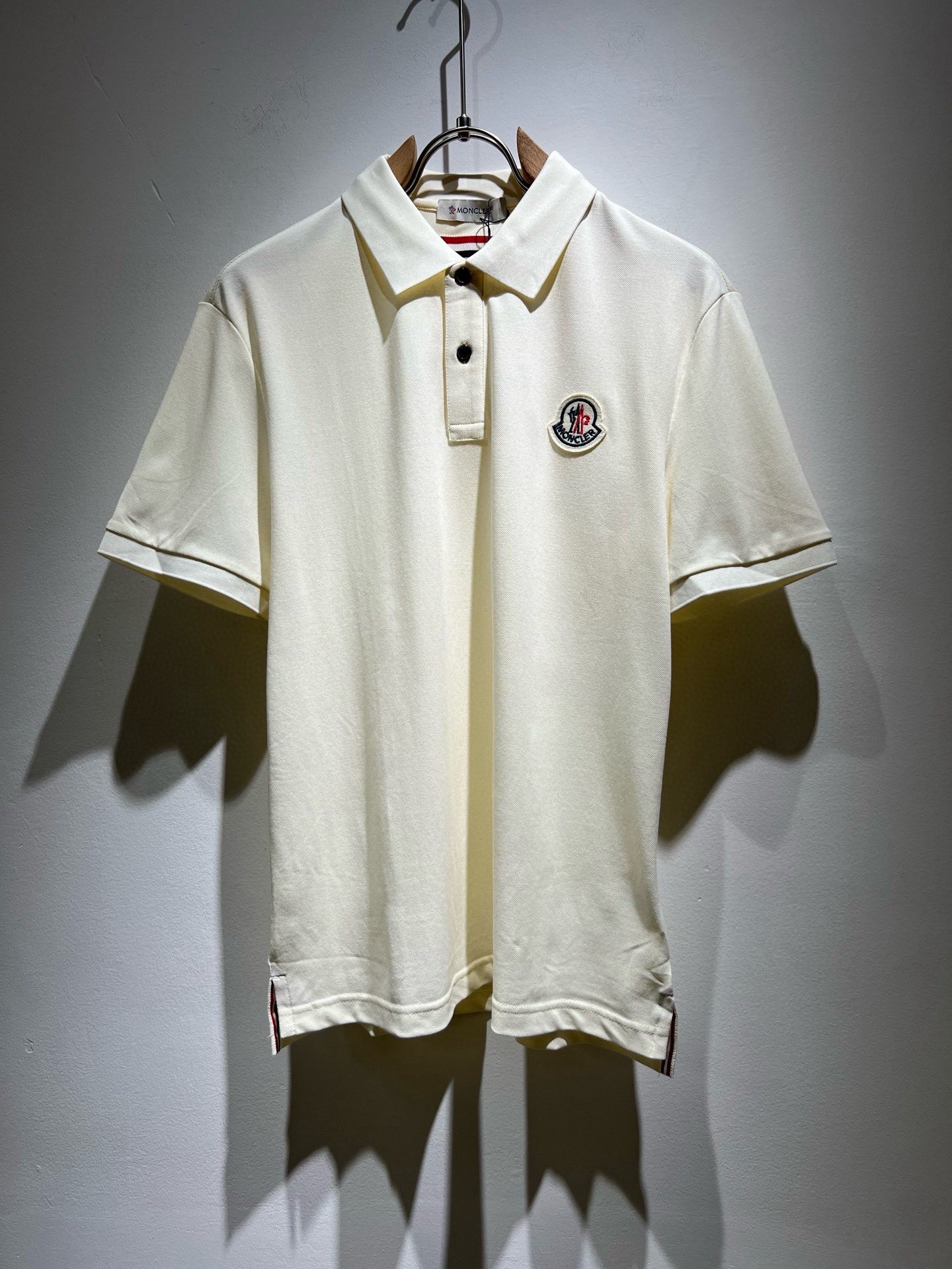 NO:841034,MON Meng**kou 2026 spring and summer new men's original men's short-sleeved POLO shirts, products from trading companies, are on sale simultaneously on the official website!  This type of basic item must appear every season. It is supplied with imported pique mesh cotton, which has both comfort and breathability. The overall visual value is perfect, and the logo badge on the chest is decorated!  A highly wearable item!  Standard cut, comfortable stretch, unrestricted movement!  The design of the lapels not only meets the needs of simple style, but also has strong practicality and high-end atmosphere!  Universal and versatile style. Sizes M-3XL, T-shirt,19860909MON蒙**口2026春夏新款男士原单男士短袖POLO衫,贸易公司货,官网同步发售！此类型的基础单品是每季必出现的,客供进口珠地网眼棉,舒适性与透气性兼备,整体视觉值满分,胸前标志logo徽章修饰！穿搭率极高的单品！版型剪裁标准,伸展舒适,运动无拘束！翻领的设计在满足简约的风格上的需求同时,实穿性强,高端大气上档次！ 万能百搭款.尺码M-3XL,,T-shirt,,Men's clothing