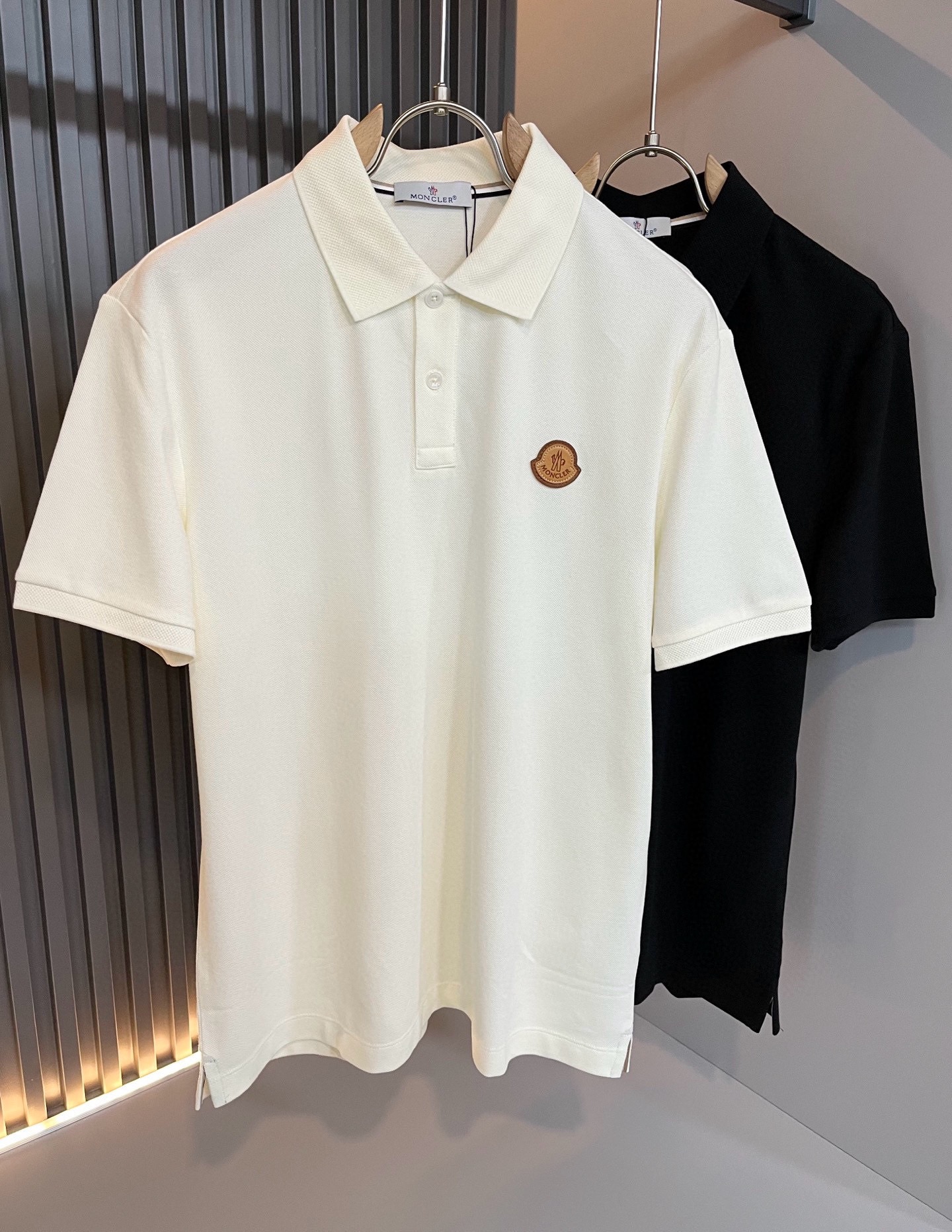NO:847983,MON Meng**kou 2026 spring and summer new men's original men's short-sleeved POLO shirts, products from trading companies, are on sale simultaneously on the official website!  This type of basic item must appear every season. It is supplied with imported pique mesh cotton, which has both comfort and breathability. The overall visual value is perfect, and the logo badge on the chest is decorated!  A highly wearable item!  Standard cut, comfortable stretch, unrestricted movement!  The design of the lapels not only meets the needs of simple style, but also has strong practicality and high-end atmosphere!  Universal and versatile style. Sizes M-3XL, T-shirt,19860909MON蒙**口2026春夏新款男士原单男士短袖POLO衫,贸易公司货,官网同步发售！此类型的基础单品是每季必出现的,客供进口珠地网眼棉,舒适性与透气性兼备,整体视觉值满分,胸前标志logo徽章修饰！穿搭率极高的单品！版型剪裁标准,伸展舒适,运动无拘束！翻领的设计在满足简约的风格上的需求同时,实穿性强,高端大气上档次！ 万能百搭款.尺码M-3XL,,T-shirt,,Men's clothing