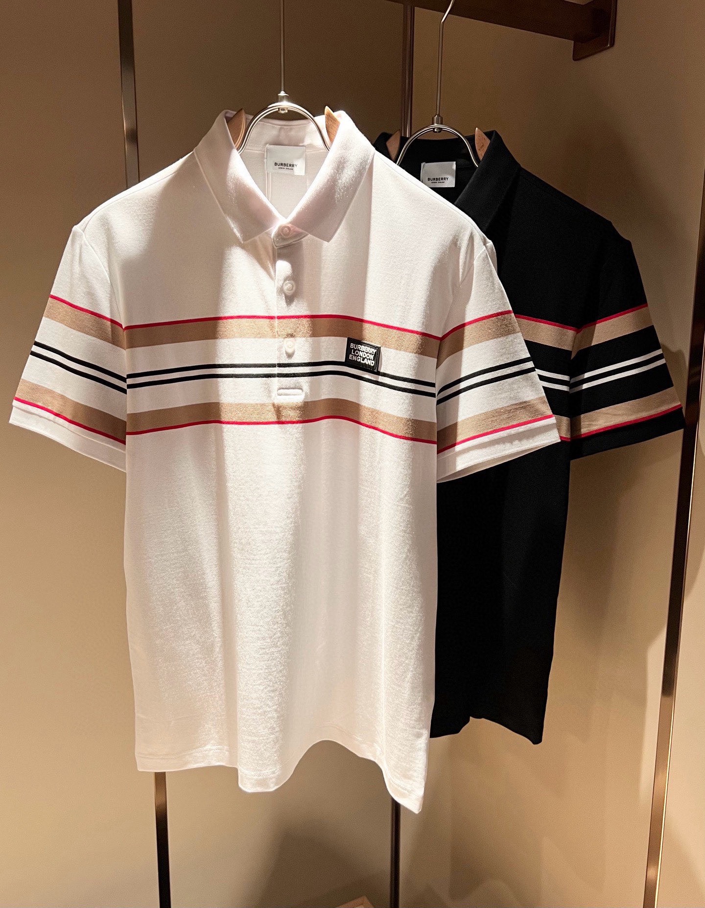 NO:858776,Bur*erry 2026 spring and summer new men's short-sleeved Polo shirt, the brand's latest design elements!  It’s neither monotonous nor complicated, just the right amount to show off your taste!  Customer-supplied top-quality customized pique cotton fabrics!  Comfortable, sweat-absorbent and breathable are not a problem at all. The unique luxury feel of the fabric presents a simple and elegant temperament!  Logo pattern laminated design on the chest!  Full three-dimensional! Standard cutting design!  Every detail is in sync with high-end fashion. Sizes: M-3XL, burberry, T-shirt,19860909Bur*erry 巴*莉 2026春夏新款男士短袖Polo衫,品牌最新设计元素！既不单调也不复杂,恰到好处的展现品味！客供顶级定制珠地棉面料！舒适吸汗透气根本不在话下,面料独具的高奢感呈现简约优雅气质！胸前logo图案压胶设计！饱满立体!标准裁剪设计！每一处细节都是与高端时尚同步的体现.尺码:M-3XL,,burberry,T-shirt,,Men's clothing
