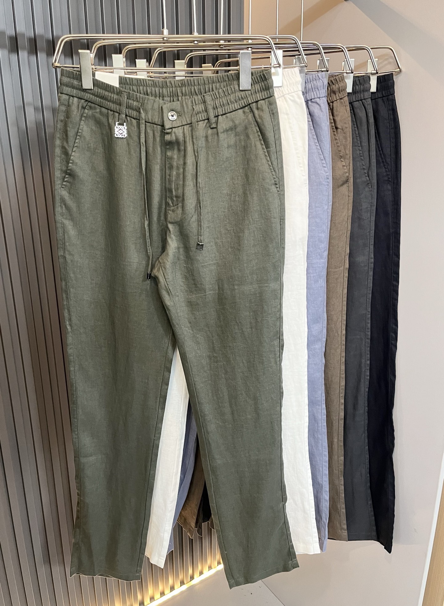 NO:840974,LOE*WE Luo Wei 2026 new spring and summer men's linen casual trousers, men's classic, fashionable and versatile casual trousers! Trading company channels are rare, leading official website sales! A versatile and indispensable product in the wardrobe, it is convenient and comfortable to wear and very easy to match with fashionable styles! This casual trousers is made of high-quality pure linen material supplied by customers. It has excellent comfort and breathability. It feels skin-friendly and comfortable when worn. You will know how high-grade the texture of the fabric is when you get the actual product. It can definitely be called an excellent product with unlimited repurchase! The hardware logo on the back pocket is the most recognizable classic element of Dior. The placket is customized with YKK metal zipper. The inside of the trousers is carefully and smoothly routed. The details are more exquisite. It perfectly demonstrates the excellent craftsmanship and is enough to satisfy the quality control people. Close your eyes and put it away! The basic straight-leg cut has no restrictions on body shape. The invincible versatile colors can easily challenge any top, perfect for both business and leisure styles! Sizes M-4XL, dior, loewe,19860909LOE*WE罗*威 2026春夏新款男士亚麻休闲裤,男士经典时尚百搭休闲西裤!贸易公司渠道稀出,领先官网发售!衣橱里不可或缺的百搭臻品,穿着便捷舒适又非常极易搭配时尚造型!此款休闲西裤用心甄选客供优质纯亚麻材质而成,舒适性与透气性兼优,着穿触感亲肤舒适,面料的质感有多高级,实物到手你立刻便知,绝对可以称为无限回购的绝佳臻品！后袋五金logo标识,都是迪奥家最具辦识度的经典元素,门襟客供定制YKK金属拉链,裤身内里缜密平顺的走线,细节方面更为考究,极好的彰显了出色工艺,足以让品控们闭眼收走!基础常规的直筒版型裁剪,对于体型没有限制可言,无敌的百搭配色,轻松挑战任何上装,完美兼具商务与休闲风格穿搭!尺码M-4XL,,dior,loewe,,Men's clothing