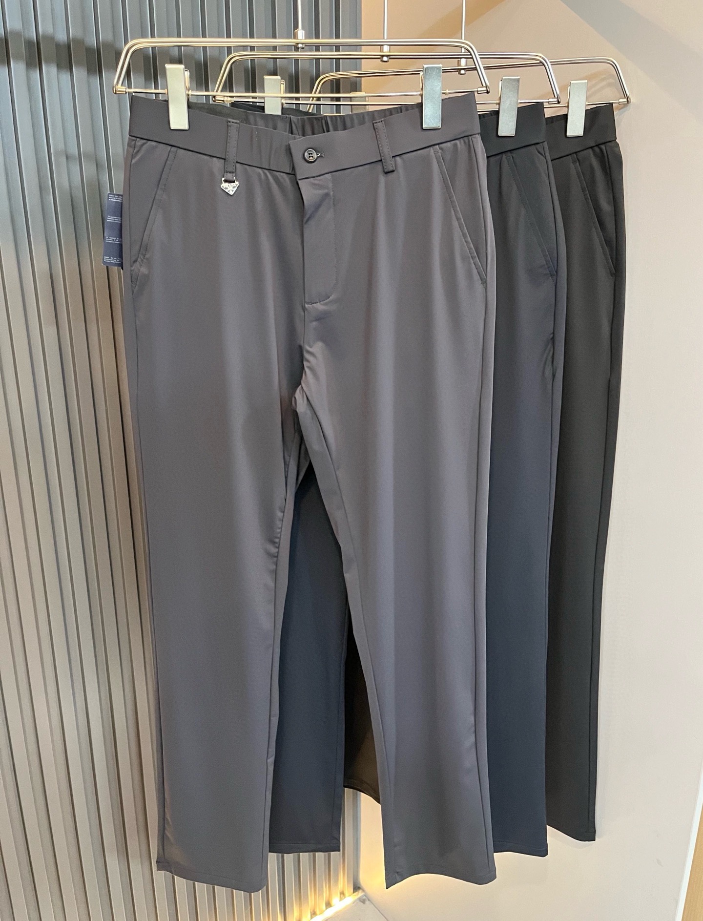 NO:846422,PRA*DA 2026 spring and summer new elastic blended spandex versatile casual pants, men's classic business casual basic trousers and trousers!  Trading company channels are rare, leading official website sales!  A pair of trousers with both design value and practical wearability. Taking into account the fashion sense at the same time, it is definitely the best item of the P family this year!  The fabric is wrinkle-resistant, light and easy to care for, feels light, silky and delicate, and has excellent breathable, moisture-absorbing and quick-drying properties. It is definitely the best choice for your autumn and winter wardrobe. If you get the actual product, you will definitely have an endless desire to repurchase it!  The basic style of suit pants, with just the right cutting technology, is very tolerant to the body shape, can well modify the shape of the legs, visually makes the legs longer and straighter, and adds a lot of points to your appearance and aura!  Customized YKK metal zippers, customized original logo hardware and accessories for decoration!  The iconic classic logo hardware badge patch on the back is self-evident in its recognition and luxury, and it is low-key without losing the sense of identity!  A versatile and basic classic, it can be easily used for both business and leisure. There is no reason not to buy it!  Size 30-40 37 39,,prada,business suit,19860909PRA*DA 普*达 2026春夏新款弹力混纺氨纶百搭休闲裤,男士经典商务休闲基础长裤西裤！贸易公司渠道稀出,领先官网发售！设计值与实穿性均在线的一款裤装,兼顾时尚感的同时,绝对算得上是今年P家最佳单品无疑！面料抗皱轻盈好打理,手感轻薄丝滑细腻,拥有着极佳的透气吸湿速干性能,绝对是秋冬衣橱中不二之选,实物到手绝对会让你有无限回购的渴望！基础的西装裤版型,恰到好处的裁剪工艺,对于身材包容性极好,能够很好的修饰腿型,在视觉上显腿长显腿直,为你的颜值与气场加分不少！客供定制YKK金属拉链,定制原版logo五金辅料修饰！后幅标志性经典标五金徽章贴饰,其辨识度与奢华感不言而喻,低调中不失身份感！百搭基础的经典,商务休闲皆可轻松应对,根本找不到不入手的理由！尺码30-40 37 39,,prada,business suit,,Men's clothing