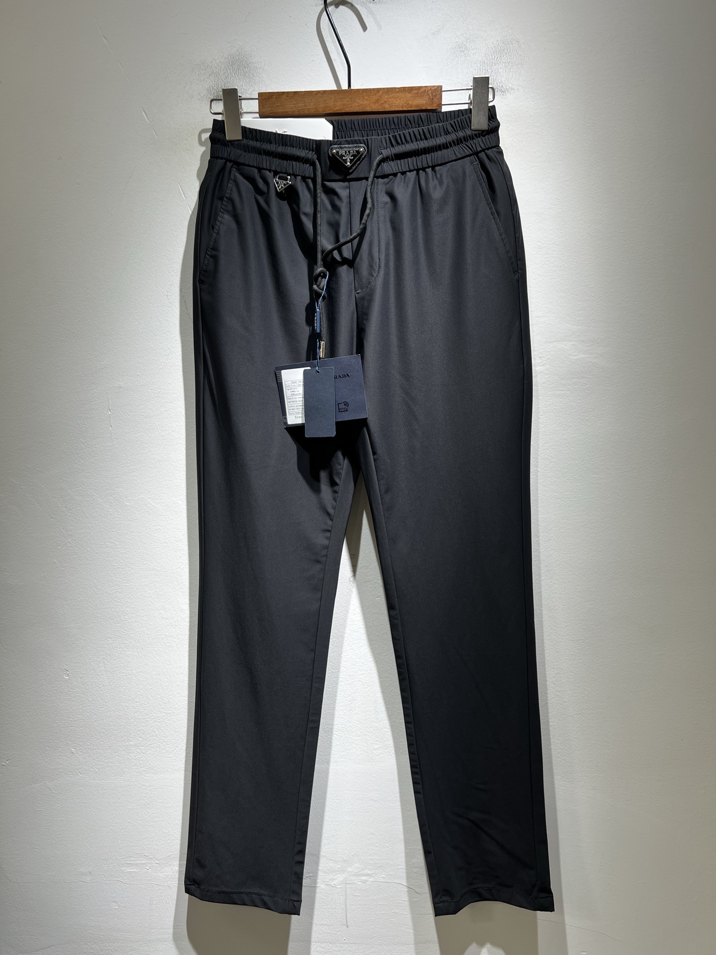 NO:838556,PRA*DA 2026 spring and summer new elastic blended spandex versatile casual pants, men's classic business casual basic trousers and trousers!  Trading company channels are rare, leading official website sales!  A pair of trousers with both design value and practical wearability. Taking into account the fashion sense at the same time, it is definitely the best item of the P family this year!  The fabric is wrinkle-resistant, light and easy to care for, feels light, silky and delicate, and has excellent breathable, moisture-absorbing and quick-drying properties. It is definitely the best choice for your autumn and winter wardrobe. If you get the actual product, you will definitely have an endless desire to repurchase it!  The basic style of suit pants, with just the right cutting technology, is very tolerant to the body shape, can well modify the shape of the legs, visually makes the legs longer and straighter, and adds a lot of points to your appearance and aura!  Customized YKK metal zippers, customized original logo hardware and accessories for decoration!  The iconic classic logo hardware badge patch on the back is self-evident in its recognition and luxury, and it is low-key without losing the sense of identity!  A versatile and basic classic, it can be easily used for both business and leisure. There is no reason not to buy it!  Size 30-40 37 39,,prada,business suit,19860909PRA*DA 普*达 2026春夏新款弹力混纺氨纶百搭休闲裤,男士经典商务休闲基础长裤西裤！贸易公司渠道稀出,领先官网发售！设计值与实穿性均在线的一款裤装,兼顾时尚感的同时,绝对算得上是今年P家最佳单品无疑！面料抗皱轻盈好打理,手感轻薄丝滑细腻,拥有着极佳的透气吸湿速干性能,绝对是秋冬衣橱中不二之选,实物到手绝对会让你有无限回购的渴望！基础的西装裤版型,恰到好处的裁剪工艺,对于身材包容性极好,能够很好的修饰腿型,在视觉上显腿长显腿直,为你的颜值与气场加分不少！客供定制YKK金属拉链,定制原版logo五金辅料修饰！后幅标志性经典标五金徽章贴饰,其辨识度与奢华感不言而喻,低调中不失身份感！百搭基础的经典,商务休闲皆可轻松应对,根本找不到不入手的理由！尺码30-40 37 39,,prada,business suit,,Men's clothing