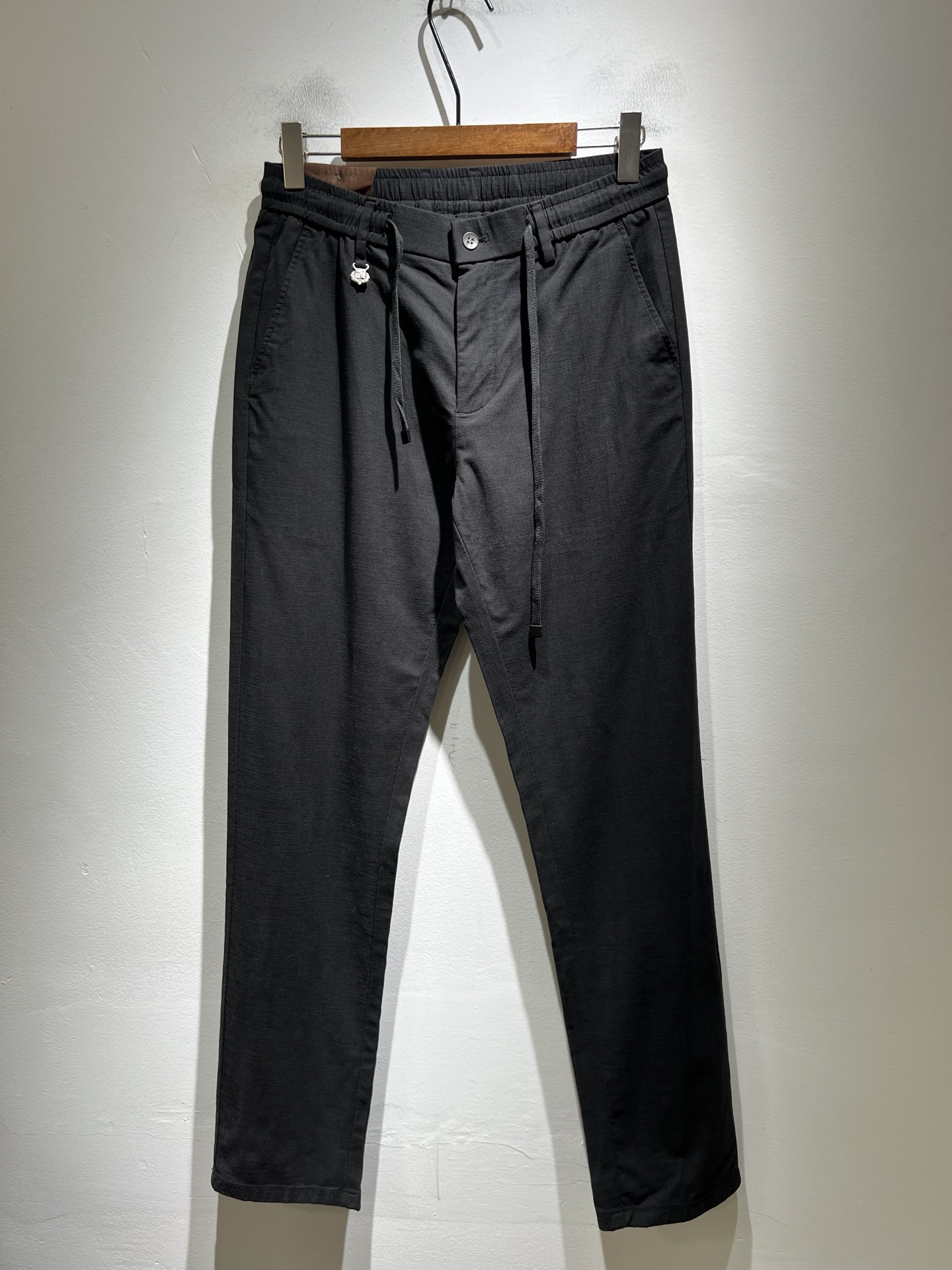 NO:838559,Loro Piana's 2026 spring and summer new men's cotton and linen casual pants, the latest trade orders, complete products!  !  Internet celebrity model!  The upper body is comfortable and breathable, not stiff, and the overall body has a rich three-dimensional feel. Quality export order, customized exclusive cotton and linen fabric tailoring, to meet the simple needs of commuters for clothing. The upper body effect is very good, slimming, and not picky about the figure. The fabric workmanship... is impeccable, only good craftsmanship and good fabrics can wear a good taste, a must-have item for everyone!  Size M-4XL,,loro piana,19860909Loro Piana诺悠翩雅 2026春夏新品男士棉麻休闲裤,最新的贸易订单全品相！！网红款！上身舒适透气,不僵硬,整体有着丰富的立体感,品质出口订单,定制专属棉麻面料剪裁,满足通勤人们对于着装的简约需求,上身效果很好,显瘦,不挑剔身材.面料做工....无可挑剔,好工艺好面料才能穿出好品味一款,人手必备单品！尺码M-4XL,,loro piana,,Men's clothing