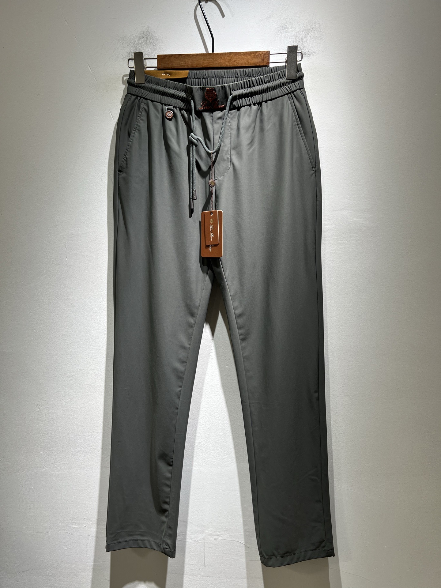 NO:838564,Loro Piana's 2026 spring and summer new men's fashion high-end casual pants, Hong Kong channel goods, original Japanese factory production, pure blood quality, perfect continuation of the essence and genes of the LP family, from the main fabric to the detailed craftsmanship, all demonstrate the quality of the ingenuity, using multiple brand elements to interpret, logo hardware design!  A soulful expression of identity!  We provide customers with high-grade imported elastic spandex fabrics, very high-end and fashionable detailed craftsmanship. The red ear cloth is made by a specific antique loom. This element represents the identity and rank of the trousers. It is worth savoring!  It is invincible in terms of matching, interpreting the versatility in place, paying attention to the details, all the accessories are supplied by foreign merchants, the tailoring is fit and slim, and the upper body butt lifting effect is excellent. It is a styling item that can only be found but not sought after!  Size 30-40 37 39,,loro piana,loro piana,19860909Loro Piana诺悠翩雅 2026春夏新品男士时装款高端休闲裤,香港洋行渠道货,日本原厂出品,纯血统品质,完美延续了LP家的精髓与基因,从主体面料到细节工艺,无不彰显出品质的匠心所在,运用多个品牌元素标识来诠释,标志logo五金设计！属于灵魂式的身份彰显！客供高级进口弹力氨纶面料,非常高级且时髦的细节工艺,赤耳布是由特定古董织布机完成,此元素代表着西裤的身份及段位,非常值得细品悦人！在搭配上所向无敌,把百搭阐释到位,细节匠心考究,辅料皆为外商客供,剪裁合体修身,上身提臀效果绝佳,可遇而不可求的造型单品！尺码30-40 37 39,,loro piana,loro piana,,Men's clothing