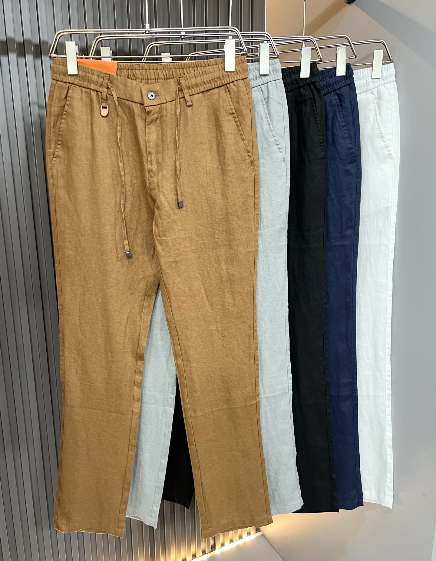 NO:843659,HERM*S 2026 spring and summer men's high-end cotton and linen casual pants overseas trading company channel orders!  Men's casual slim straight leg casual pants!  On sale at Shanghai Henglong store!  High-end, simple, very sophisticated in terms of craftsmanship and materials, the pursuit of quality is very rigorous and demanding, and every detail is used to prove its brand image!  The typical essence of the H family, the most representative logo H waistband design!  Customized original cotton and linen fabrics!  The brand image of the H family is perfectly explained. The signature leather tag is also quite stunning. The brand LOGO is constructed. The fabric is perfectly transformed and sublimated. The heavy-duty environmentally friendly plant enzyme washing process has a unique retro style in the texture. It is quite brilliant. It is recognized as a universal and versatile color number that can withstand the test of any season!  Well cut, clean, crisp and neat!  Size M-4XL,,hermes,19860909HERM*S爱*仕 2026春夏男士高端棉麻休闲裤 海外贸易公司渠道订单 ！男士休闲修身直筒休闲裤！上海恒隆店在售！高级、简约,工艺和用料方面都颇为考究,对于品质的追求非常严谨和苛刻,用每一个细节来力证自身品牌形象！H家的典型精髓,极具代表性的标志H腰牌设计！定制原版棉麻面料！将H家的品牌形象完美阐释出来,招牌式的皮牌亦颇为惊艳,构建出品牌LOGO,面料得到完美蜕变和升华,重磅环保植物酵素水洗工艺,肌理有着独特的复古风格,相当出彩,公认的万能百搭色号,经得住任何季节的考验配色！剪裁精良,干净清爽且利落！尺码M-4XL,,hermes,,Men's clothing