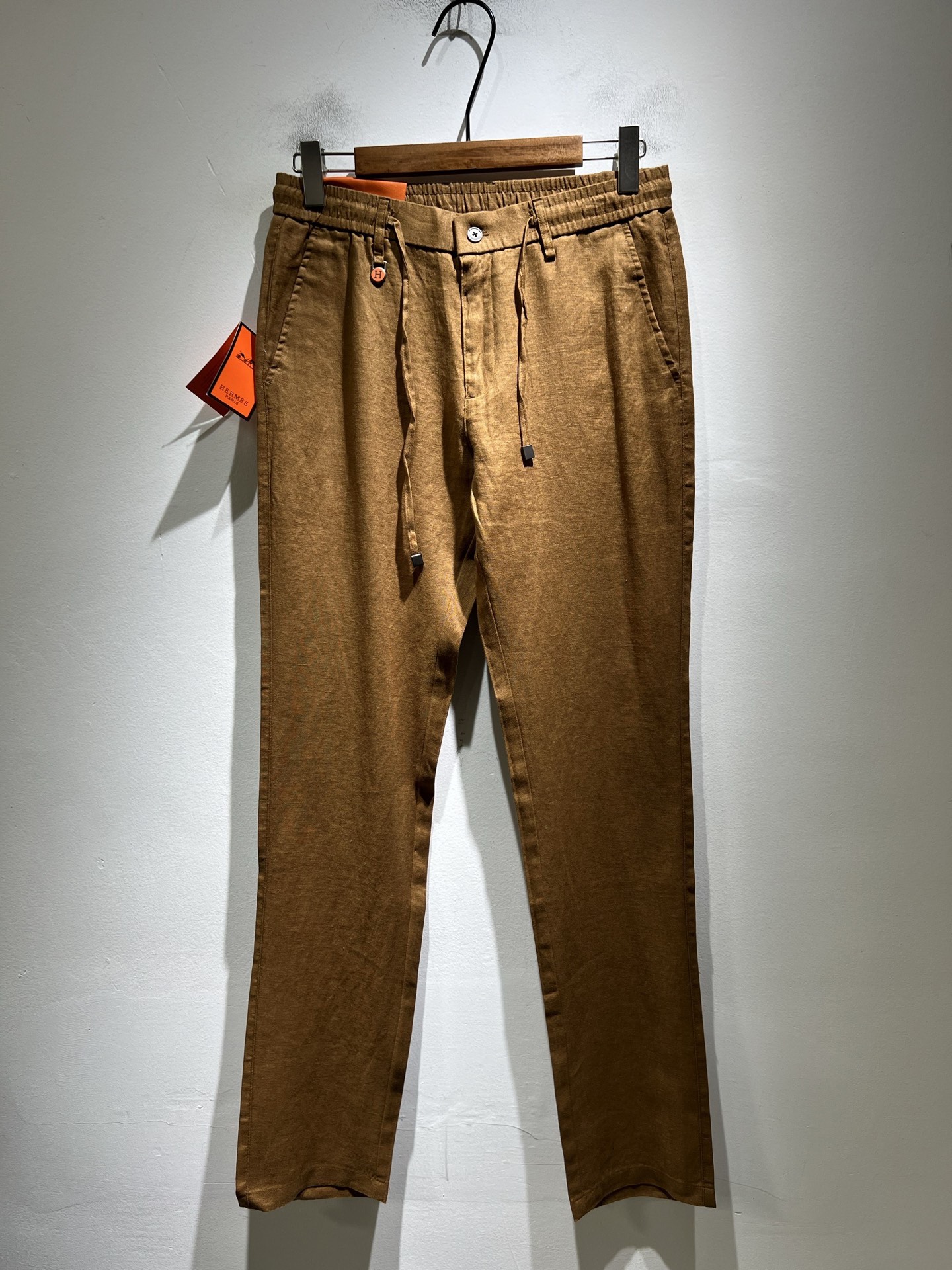 NO:838515,HERM*S 2026 spring and summer men's high-end cotton and linen casual pants overseas trading company channel orders!  Men's casual slim straight leg casual pants!  On sale at Shanghai Henglong store!  High-end, simple, very sophisticated in terms of craftsmanship and materials, the pursuit of quality is very rigorous and demanding, and every detail is used to prove its brand image!  The typical essence of the H family, the most representative logo H waistband design!  Customized original cotton and linen fabrics!  The brand image of the H family is perfectly explained. The signature leather tag is also quite stunning. The brand LOGO is constructed. The fabric is perfectly transformed and sublimated. The heavy-duty environmentally friendly plant enzyme washing process has a unique retro style in the texture. It is quite brilliant. It is recognized as a universal and versatile color number that can withstand the test of any season!  Well cut, clean, crisp and neat!  Size M-4XL,,hermes,19860909HERM*S爱*仕 2026春夏男士高端棉麻休闲裤 海外贸易公司渠道订单 ！男士休闲修身直筒休闲裤！上海恒隆店在售！高级、简约,工艺和用料方面都颇为考究,对于品质的追求非常严谨和苛刻,用每一个细节来力证自身品牌形象！H家的典型精髓,极具代表性的标志H腰牌设计！定制原版棉麻面料！将H家的品牌形象完美阐释出来,招牌式的皮牌亦颇为惊艳,构建出品牌LOGO,面料得到完美蜕变和升华,重磅环保植物酵素水洗工艺,肌理有着独特的复古风格,相当出彩,公认的万能百搭色号,经得住任何季节的考验配色！剪裁精良,干净清爽且利落！尺码M-4XL,,hermes,,Men's clothing