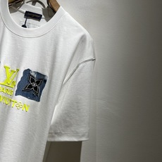 LouisVuitt*路易*登 2026春夏全新系列单品上线,非常时髦前卫的一款男女同款短袖T恤,标识l LouisVuitt*路易*登 2026春夏全新系列单品上线,非常时髦前卫的一款男女同款短袖T恤,标识l