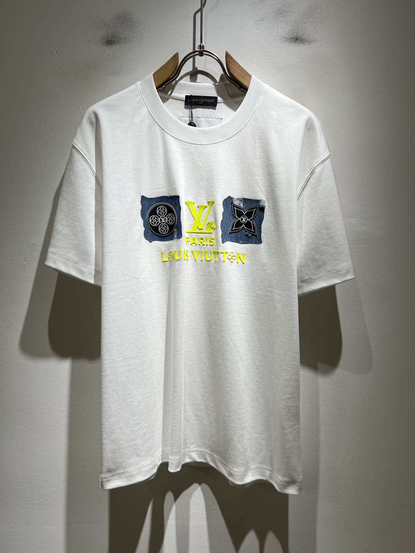 LouisVuitt*路易*登 2026春夏全新系列单品上线，非常时髦前卫的一款男女同款短袖T恤，标识l