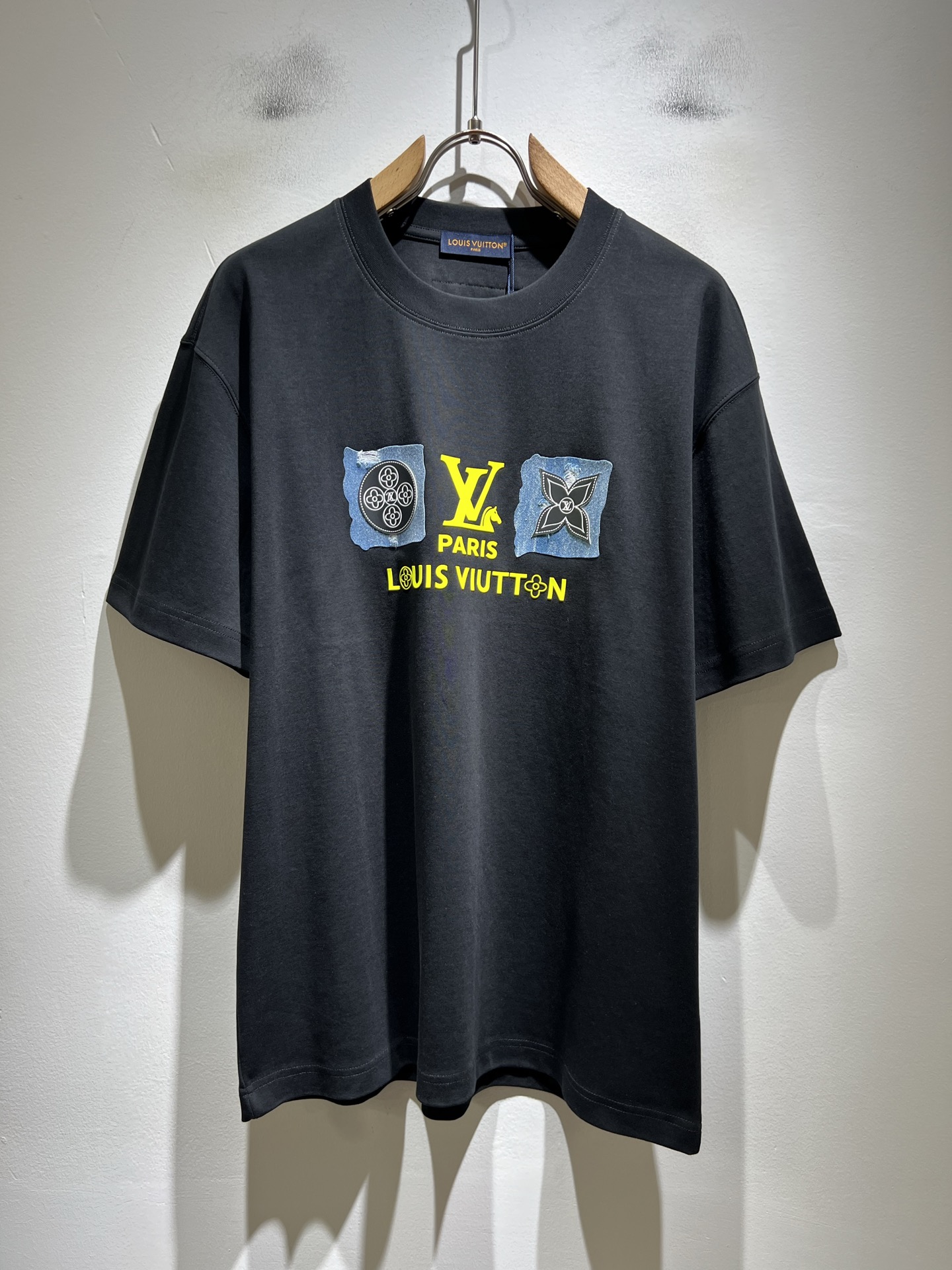 NO:838566,LouisVuitt* Louis*den's 2026 spring and summer new series of items are online. It is a very fashionable and avant-garde short-sleeved T-shirt for men and women, with logo pattern laminated and decorated!  It is different from the past and declares the design concept of brand inheritance!  Its eye-catching appeal is no less than any classic style, perfectly presenting the sense of fashion, high-end and luxury to the world!  It is made of 260 grams of imported 100% cotton material. It is made of high-quality pure cotton fabrics. It feels soft and skin-friendly. It will definitely exceed your imagination when you get it. It is extremely comfortable and breathable. Even if you sweat profusely, you will not feel greasy or stuffy. It maximizes sweat wicking and moisture absorption!  Size M-3XL,,louis vuitton,louis vuitton,T-shirt,tees,t-shirt,19860909LouisVuitt*路易*登 2026春夏全新系列单品上线,非常时髦前卫的一款男女同款短袖T恤,标识logo图案压胶修饰！区别于以往的不同,宣示品牌传承的设计理念！其吸睛度完全不亚于任何经典款式,将时髦高级感与奢华感完美呈现在世人眼前！客供进口260克全棉材质制成,精选优质纯棉面料,触感软糯亲肤细腻,实物到手绝对超乎你的想象,贴身无比舒适透气,即便是汗流浃背也不会有腻身及闷热感可言,将排汗吸湿性发挥到了极致！尺码M-3XL,,louis vuitton,louis vuitton,T-shirt,tees，t-shirt,,Men's clothing