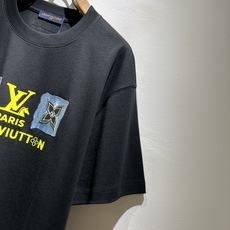 LouisVuitt*路易*登 2026春夏全新系列单品上线,非常时髦前卫的一款男女同款短袖T恤,标识l LouisVuitt*路易*登 2026春夏全新系列单品上线,非常时髦前卫的一款男女同款短袖T恤,标识l