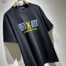 LouisVuitt*路易*登 2026春夏全新系列单品上线,非常时髦前卫的一款男女同款短袖T恤,标识l LouisVuitt*路易*登 2026春夏全新系列单品上线,非常时髦前卫的一款男女同款短袖T恤,标识l