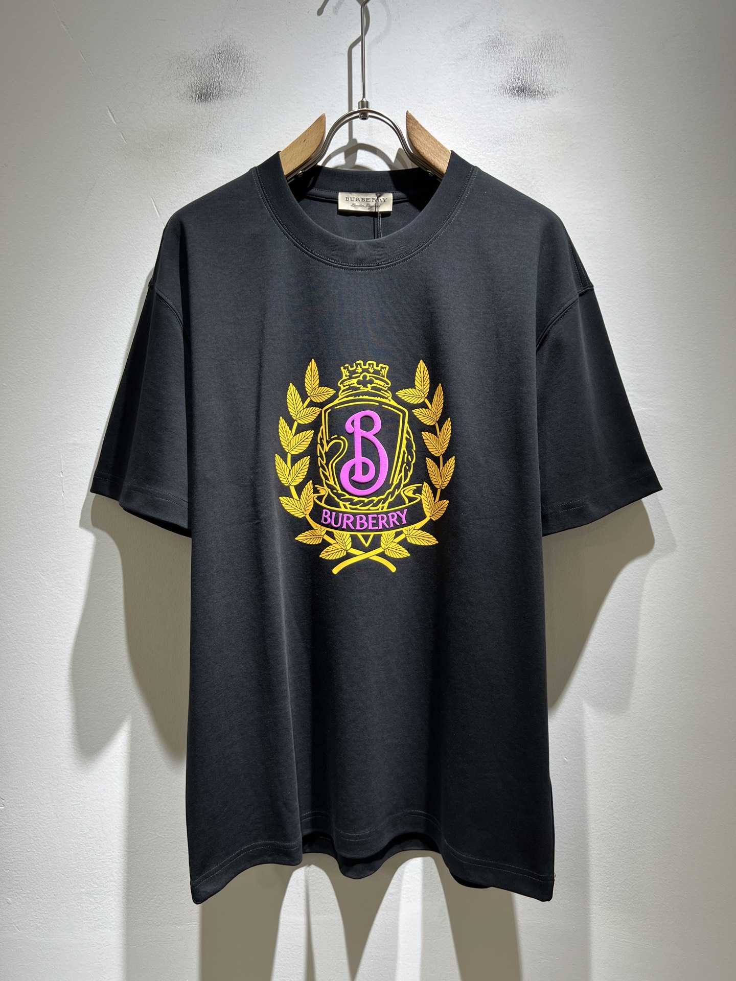 NO:838555,BURBER*Y's 2026 spring and summer new unisex short-sleeved T-shirt is a big hit. It is made of the recently popular environmentally friendly pure cotton fabric. It is a high-end outdoor sports and leisure series. It is a very hot sports trend!  BUR's latest developed special material, logo and pattern laminated design!  The fabric is also called memory cloth, which refers to the fabric with morphological memory function. It beats all versions on the market instantly. It can only be said that it is not on the same level at all. Whether it is the material, the degree of detail restoration and the craftsmanship, it is not afraid of any challenges, just to provide everyone with wonderful products. As always, it is consistent and implemented.  A style of BUR's core concept will be tightly tied to fashion, always maintaining a perfect, simple but not simple design style, which perfectly meets your daily needs. Size: M-3XL,, burberry, T-shirt, tees, t-shirt,19860909BURBER*Y巴*莉2026春夏新品男女同款短袖T恤,重磅来袭,最近比较火热的环保纯棉面料制作而成,高端户外运动休闲系列,非常火热运动风潮！BUR最新研发的特殊材质,标志logo图案压胶设计！面料也叫记忆布,是指具有形态记忆功能的面料,秒杀市面上一切版本,只能说根本就不是一个级别的存在,不管是材质还是细节还原度以及工艺制作方面,不惧任何挑战,只为给大家奉献绝妙产物一如既往,始终如一,贯彻了BUR核心理念的一个款式将与时尚紧紧的捆绑在一起,时刻保持完美,简约而不简单的的设计风格,完美的满足了你日常所需要的穿搭.尺码:M-3XL,,burberry,T-shirt,tees，t-shirt,,Men's clothing