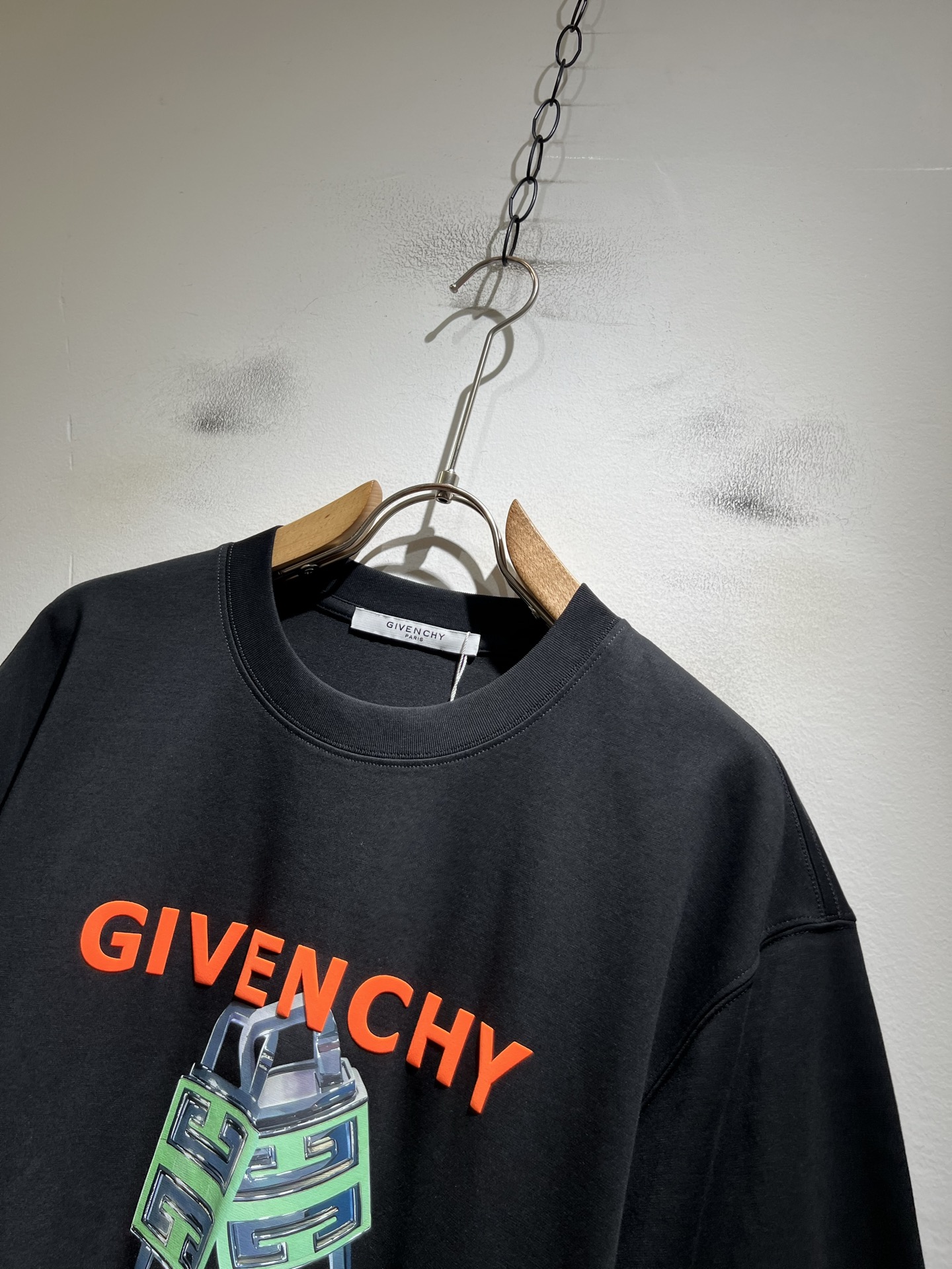 Giv*chy/纪*希2026春夏新款男女同款👫短袖T恤，主创时尚注入了全新时尚能量。通过探索各种题材和