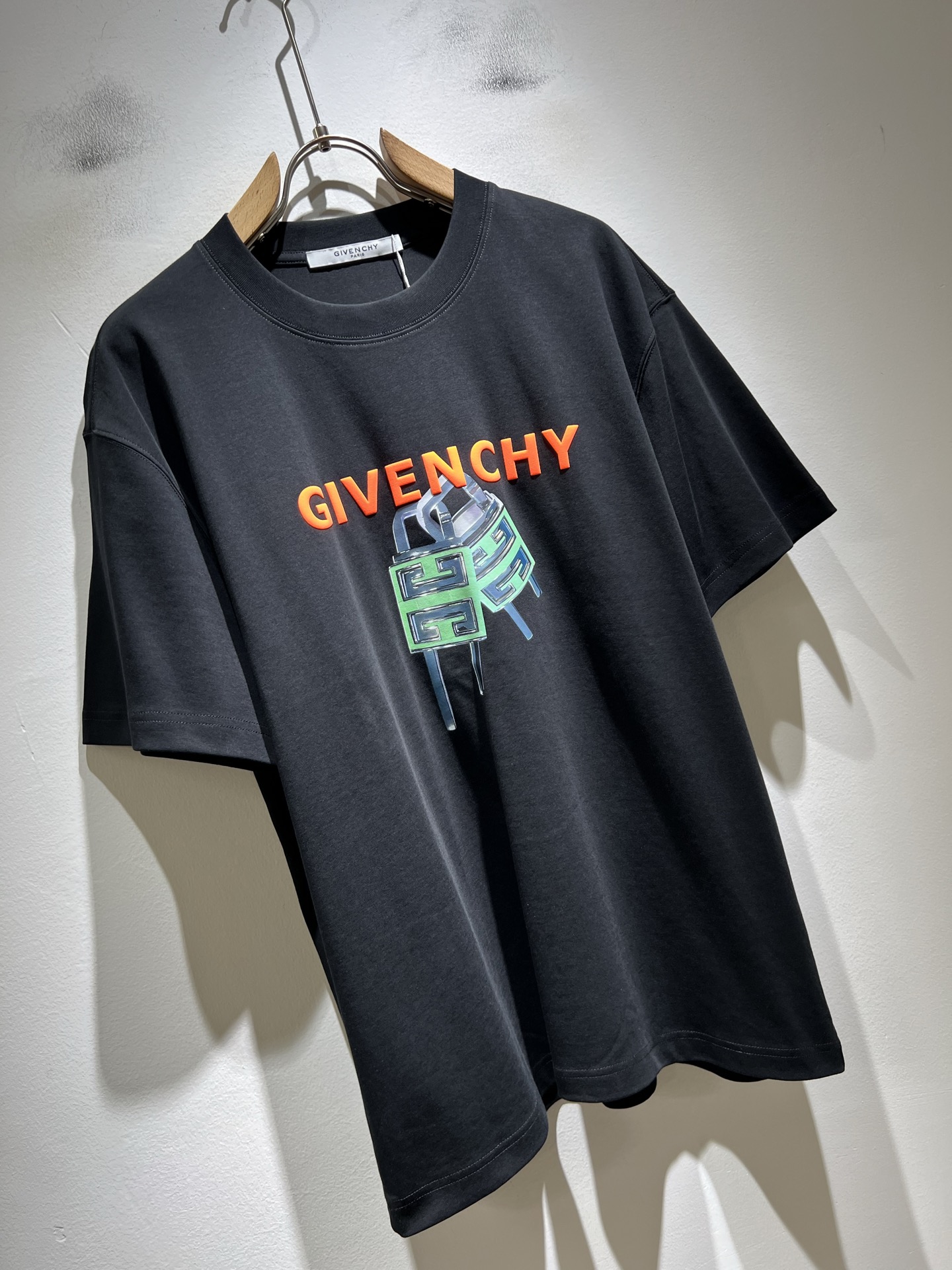 Giv*chy/纪*希2026春夏新款男女同款👫短袖T恤，主创时尚注入了全新时尚能量。通过探索各种题材和