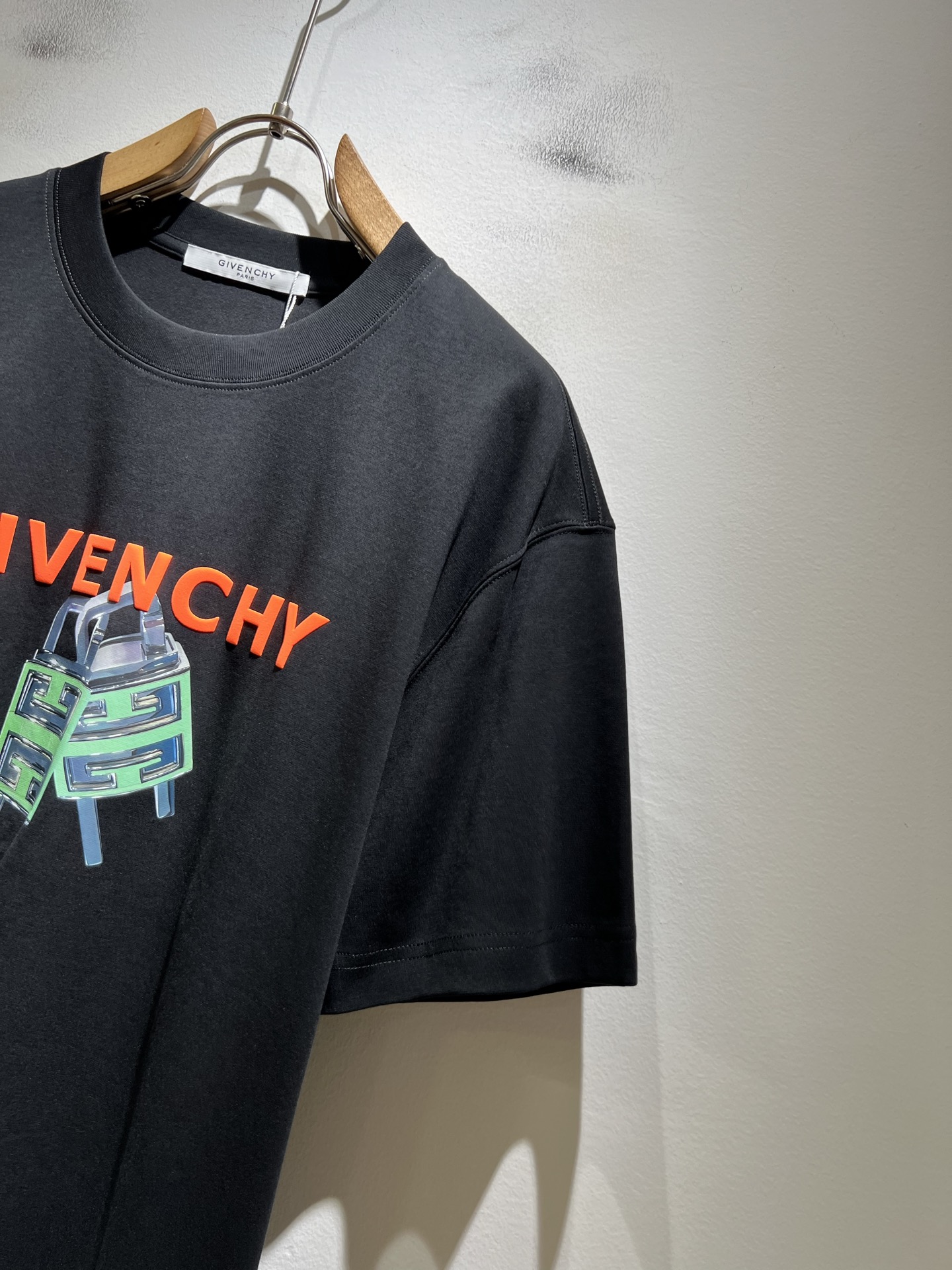 Giv*chy/纪*希2026春夏新款男女同款👫短袖T恤，主创时尚注入了全新时尚能量。通过探索各种题材和