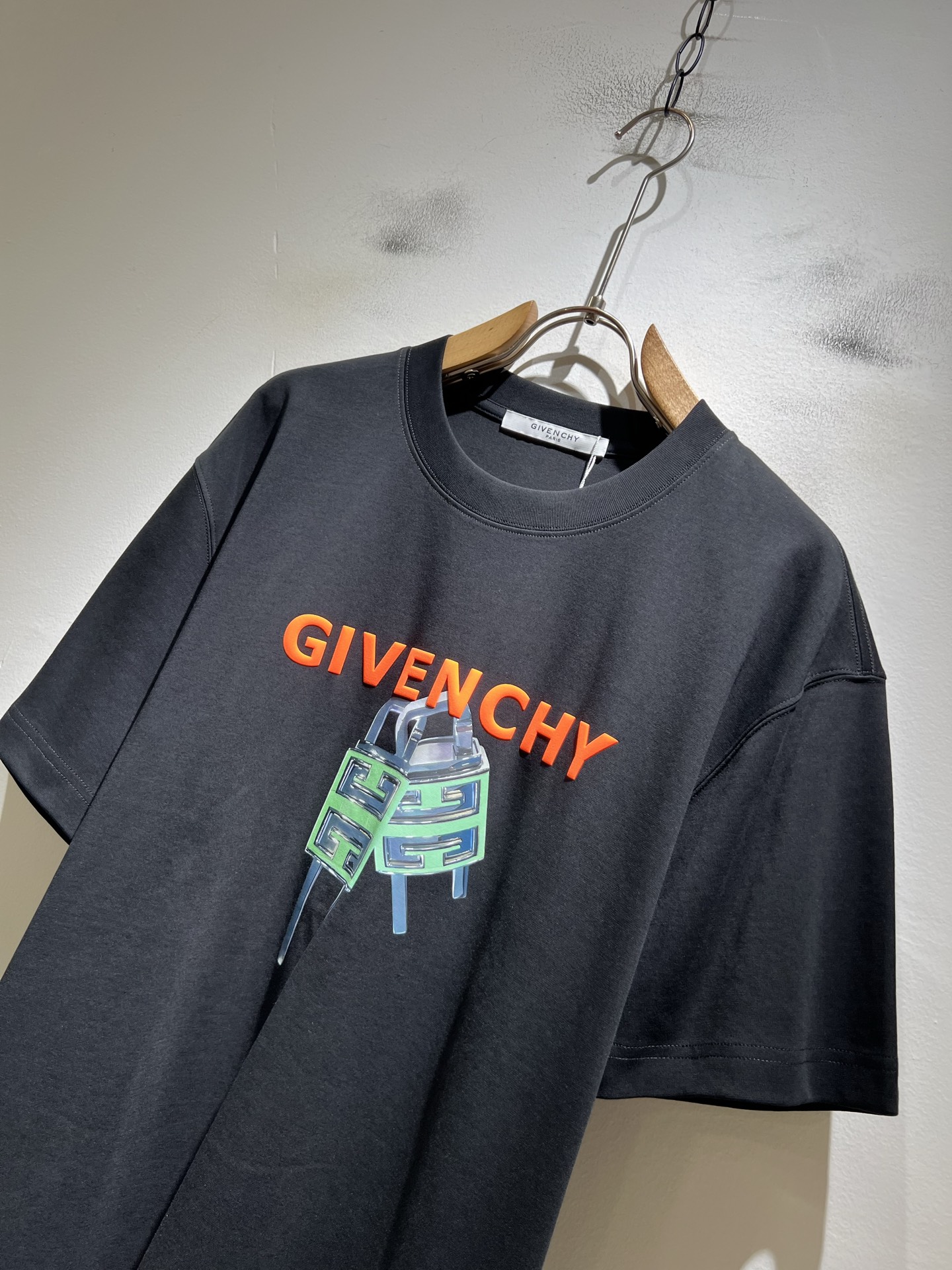 Giv*chy/纪*希2026春夏新款男女同款👫短袖T恤，主创时尚注入了全新时尚能量。通过探索各种题材和