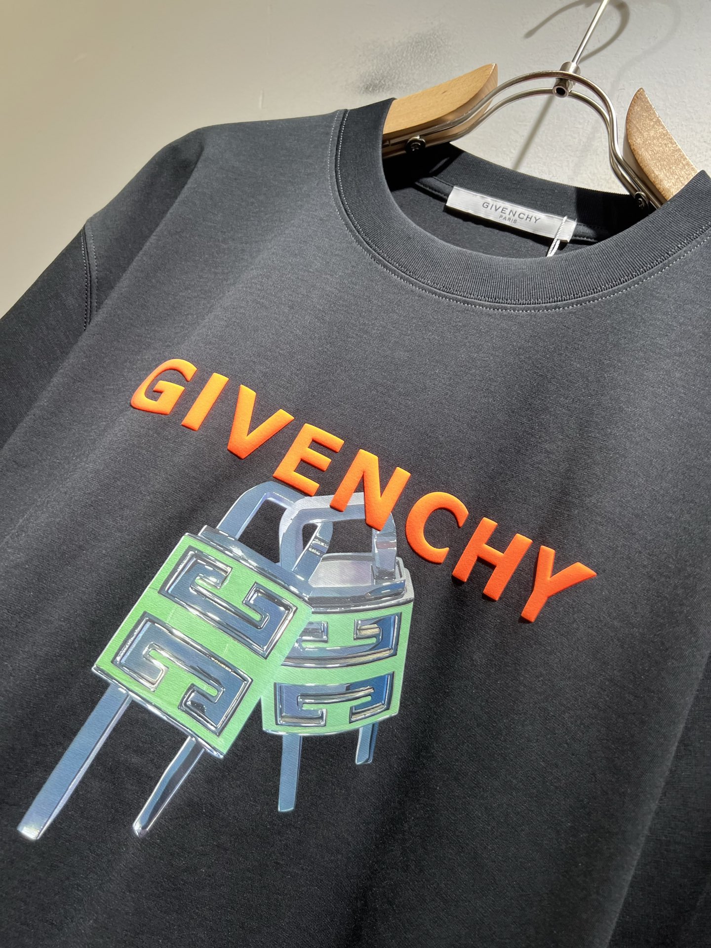 Giv*chy/纪*希2026春夏新款男女同款👫短袖T恤，主创时尚注入了全新时尚能量。通过探索各种题材和
