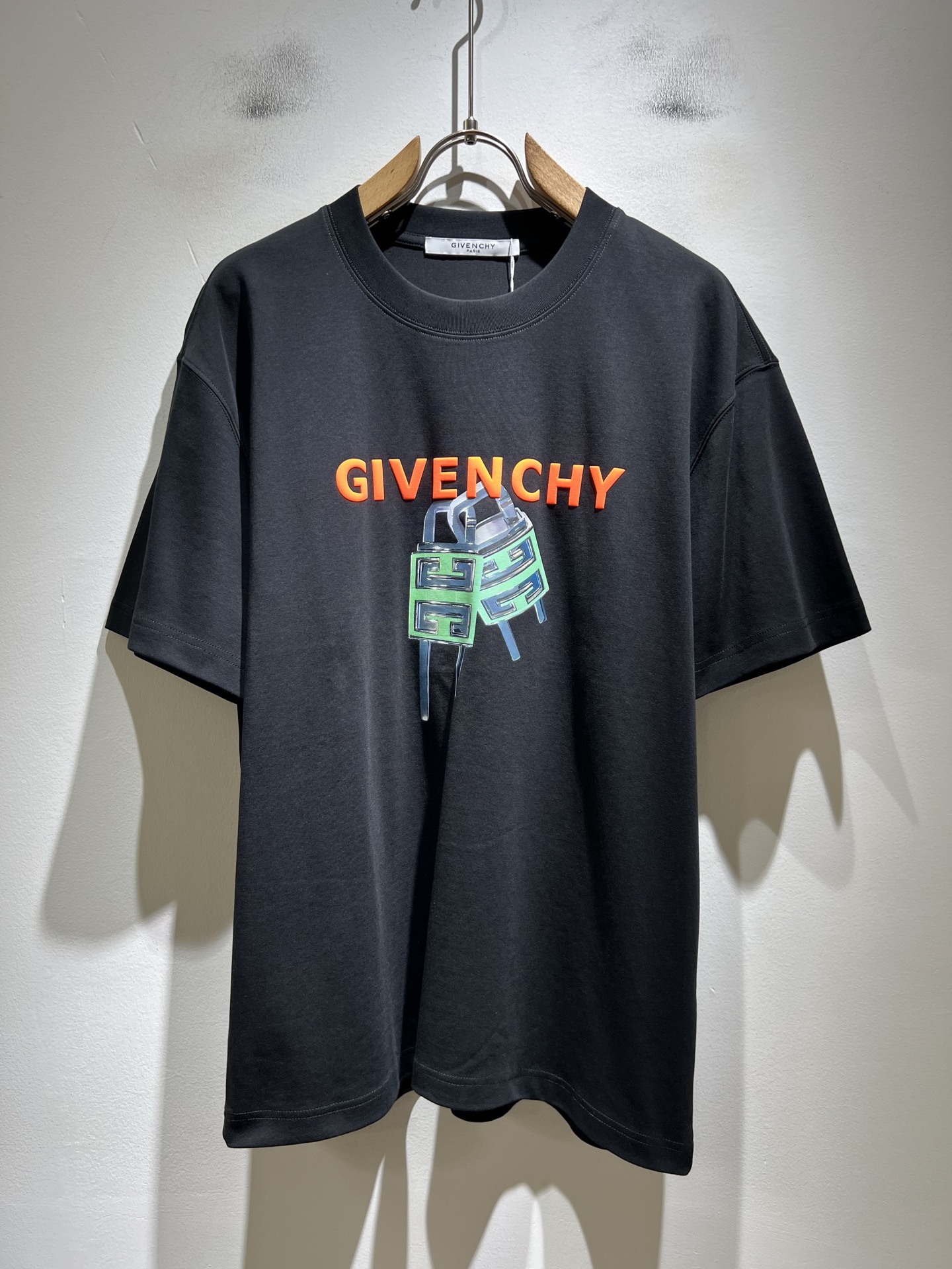 Giv*chy/纪*希2026春夏新款男女同款👫短袖T恤，主创时尚注入了全新时尚能量。通过探索各种题材和