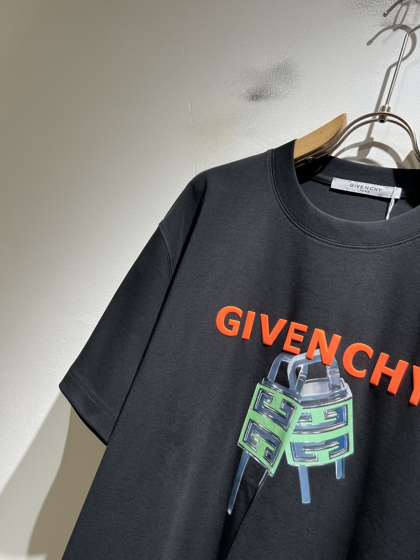 Giv*chy/纪*希2026春夏新款男女同款👫短袖T恤，主创时尚注入了全新时尚能量。通过探索各种题材和