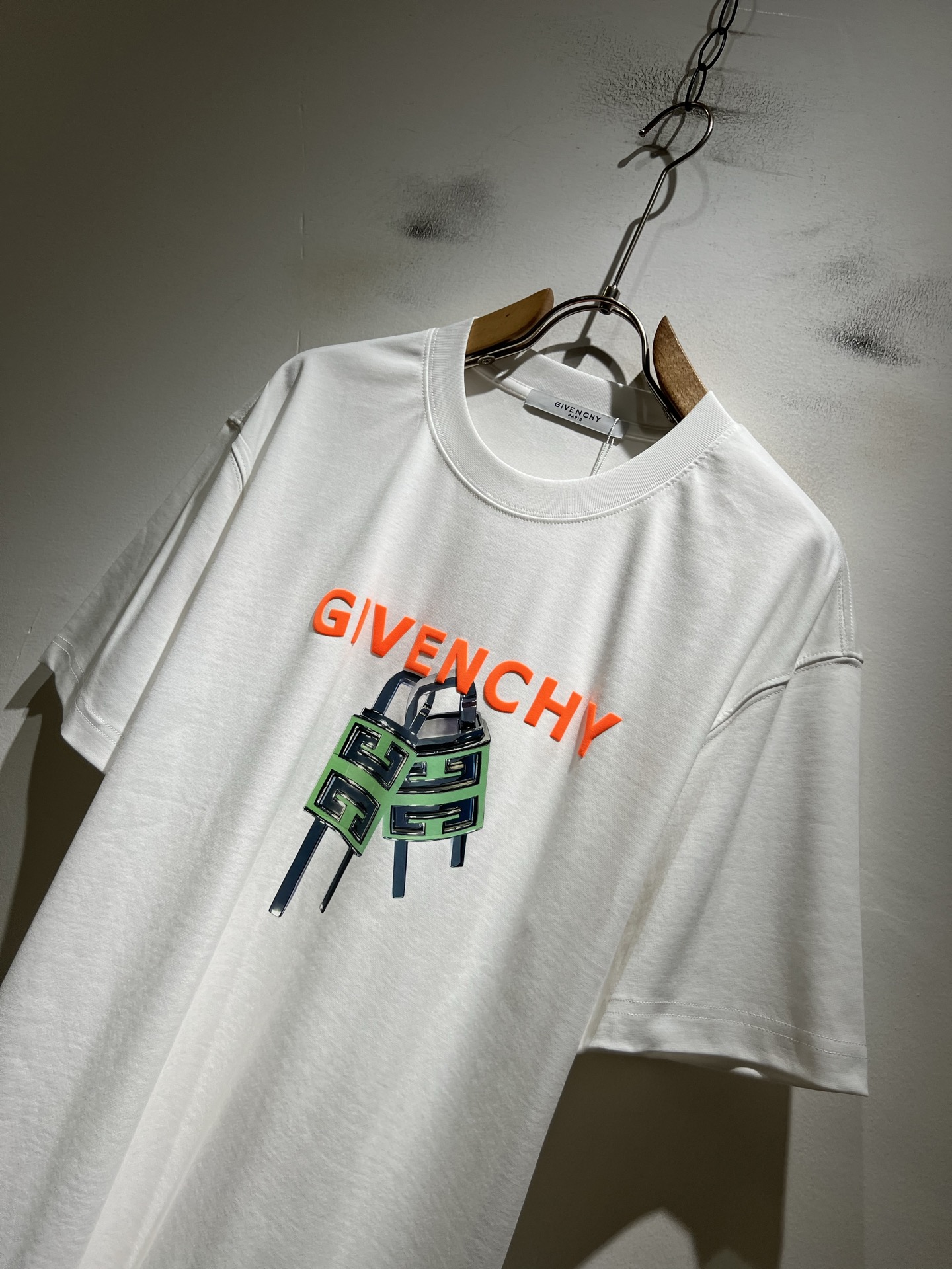 Giv*chy/纪*希2026春夏新款男女同款👫短袖T恤，主创时尚注入了全新时尚能量。通过探索各种题材和