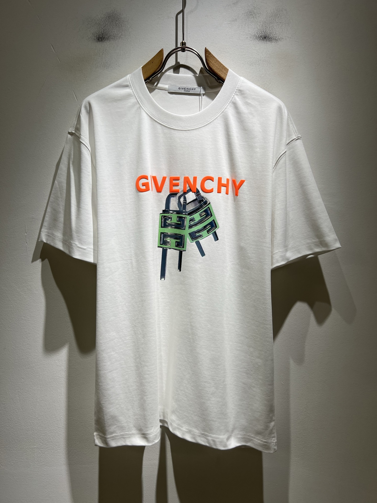NO:838534,Giv*chy/Giv*chy's 2026 spring and summer new men's and women's short-sleeved T-shirts, the main fashion injects new fashion energy. By exploring various themes and sexy charm, it is highly recognizable and leads the new street fashion trend. This style is the exclusive design element of the G family, with a logo design and a laminated design!  Perfect integration, the pattern is very clear and restored, highlighting the elegant style of the brand. It is made of original 260g pure cotton material. The fabric is tight and high-end, and can be easily controlled on the upper body, showing casual and comfortable fashion charm. Sizes M-3XL, gucci, T-shirt, tees, t-shirt,19860909Giv*chy/纪*希2026春夏新款男女同款短袖T恤,主创时尚注入了全新时尚能量.通过探索各种题材和性感魅力,极具辨识度,引领全新街头时尚潮流.该款是G家独家的出彩设计元素,设计标识logo图案压胶设计！完美融合,图案清晰还原度极高,彰显品牌优雅格调.选用原版260g纯棉材质,面料紧实高级,上身均可轻松驾驭,展现休闲自在时尚魅力.尺码M-3XL,,gucci,T-shirt,tees，t-shirt,,Men's clothing